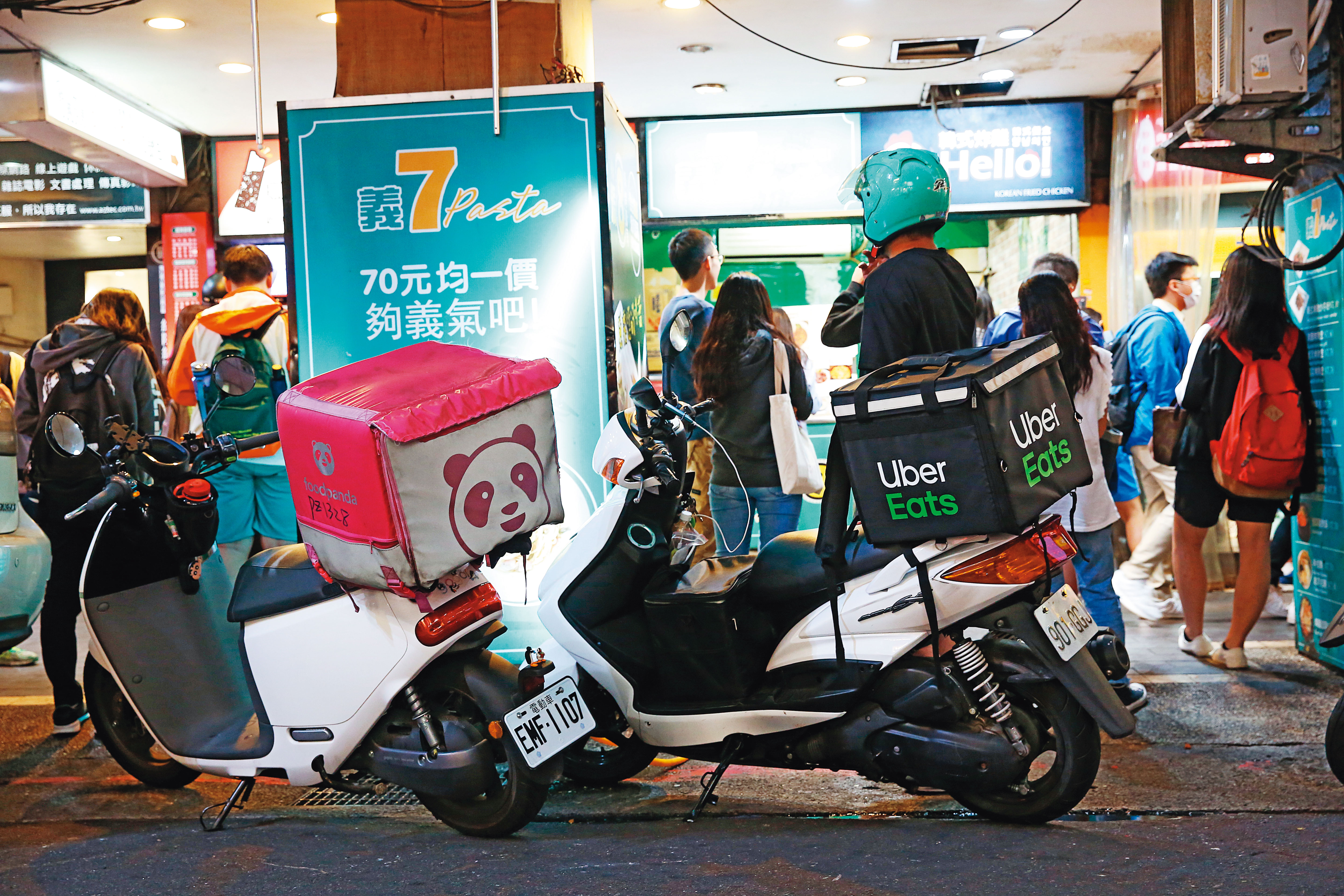 根據勞動部勞檢資料，foodpanda和UberEats外送員分別有3萬和2萬人，為國內2大龍頭。（董孟航攝）