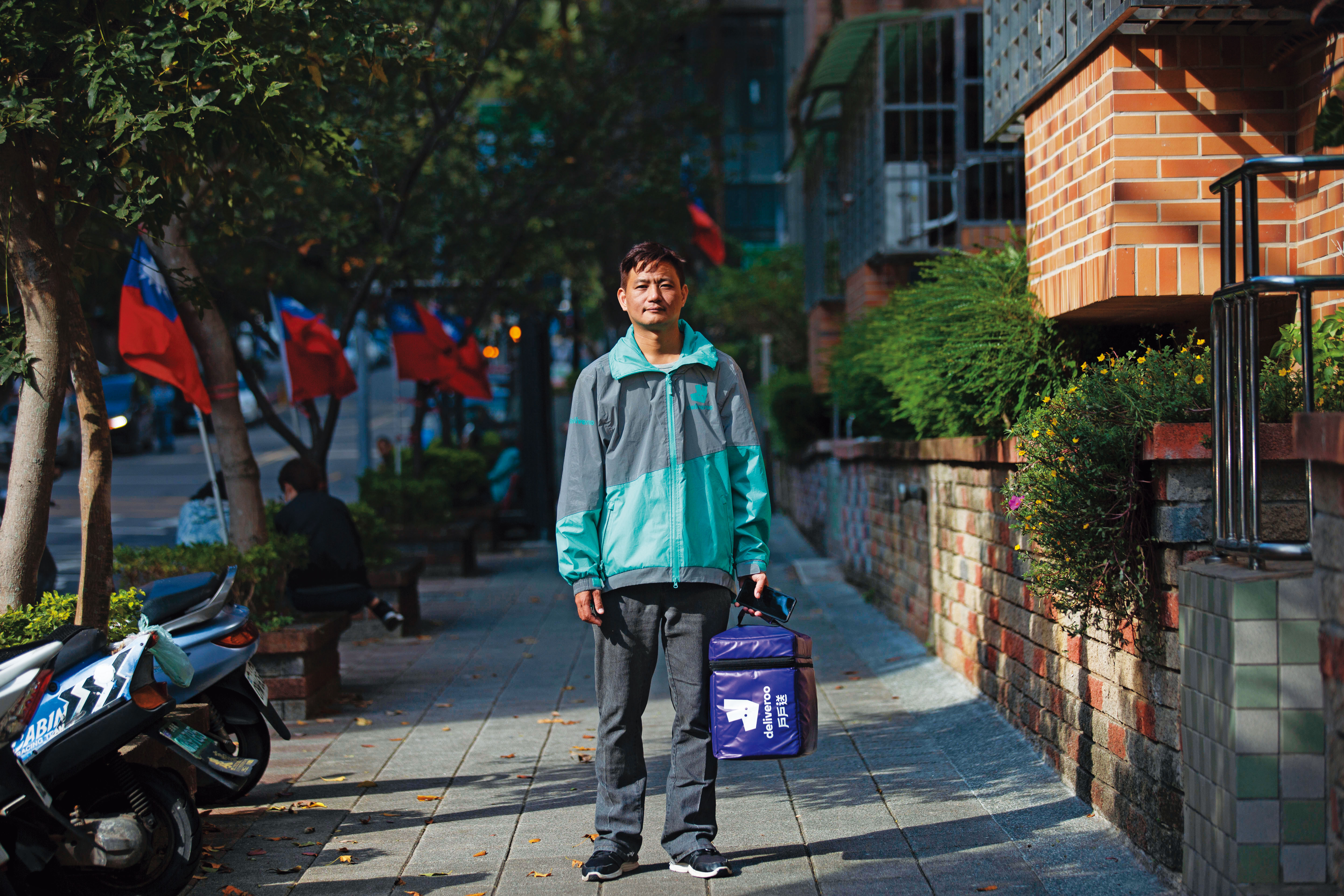 羊男曾開餐廳賠了180萬元，去餐廳工作4年才還清債務，他說：「1年休5天，每個月才賺3.6萬元。」現在外送每月可賺7萬元。