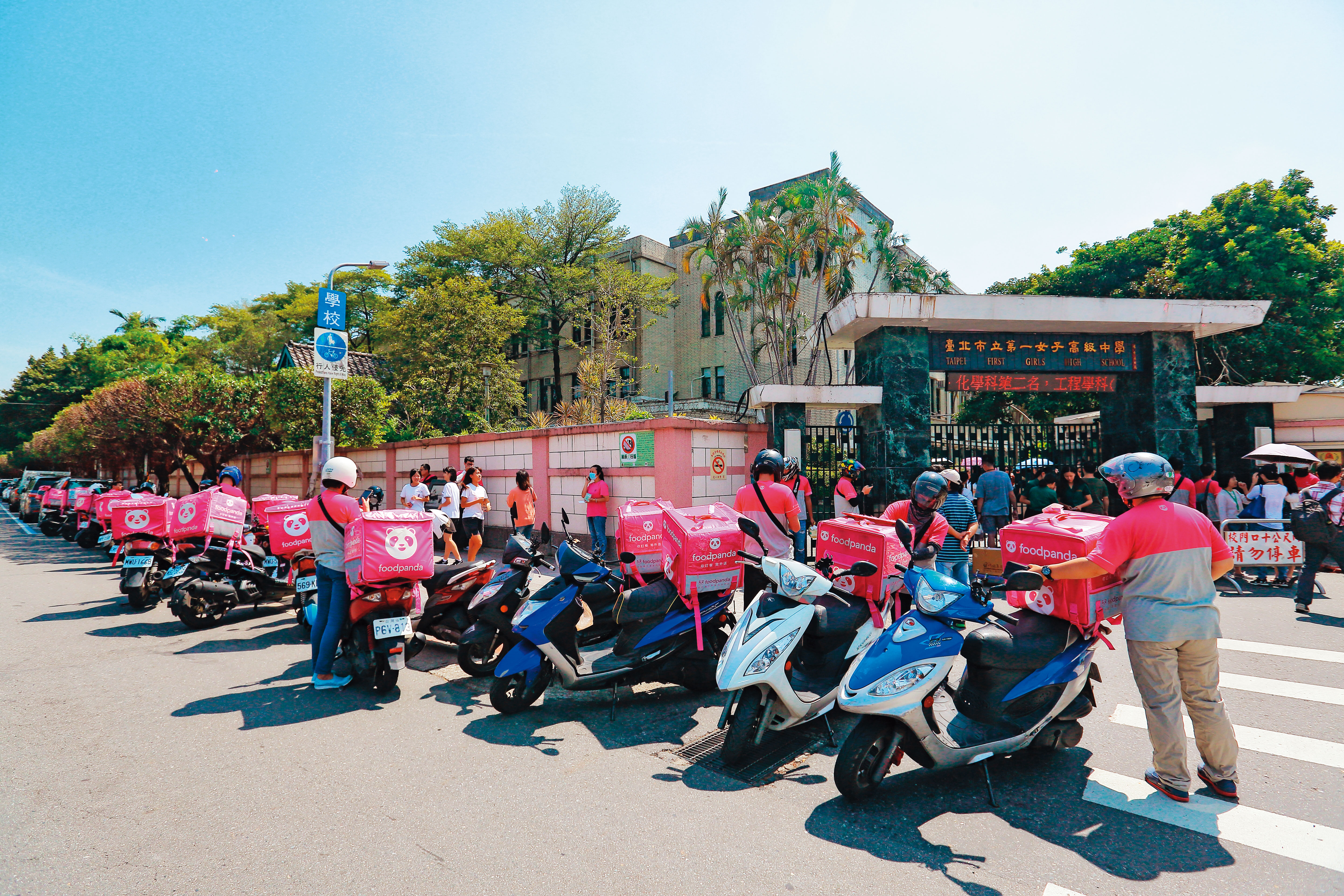 2012年foodpanda進入台灣，外送員以25歲至35歲為主。業者表示，今年單量大爆發，單週訂單總數就超過前6年訂單總和。（林育緯攝）