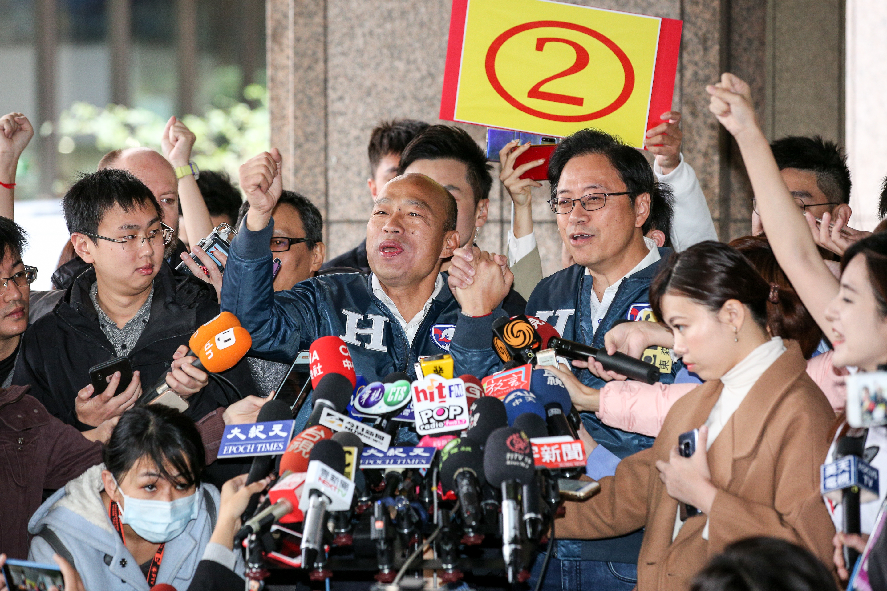 韓國瑜抽到2號後，他興奮得化身急智歌王，唱起《採紅菱》改編的歌曲。