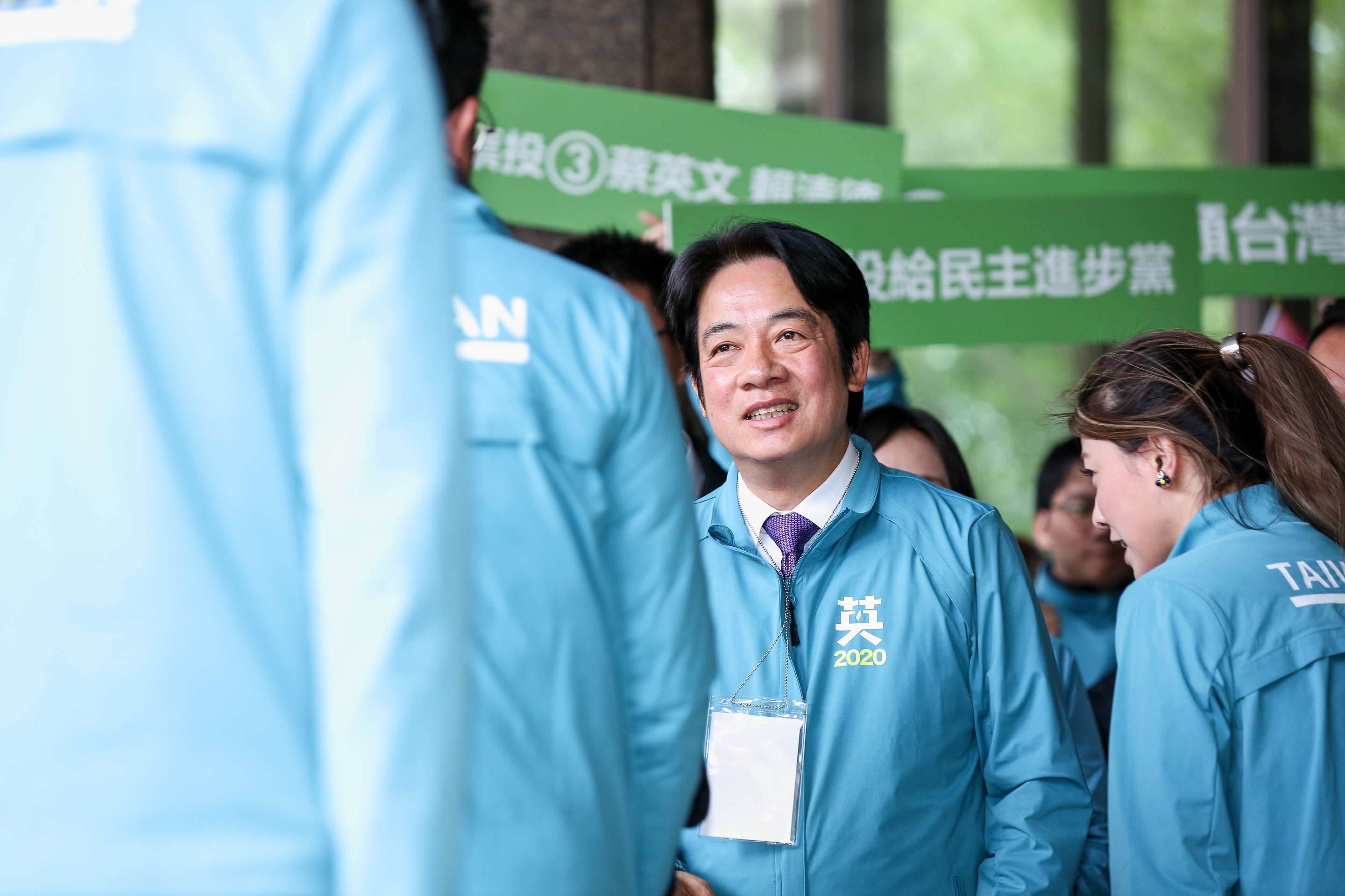 賴清德曾被韓國瑜列為「被網軍霸凌三兄弟」,賴今日特別澄清,他對台灣的熱誠和民主的堅持跟韓截然不同,並沒有特別稱兄道弟的地方。