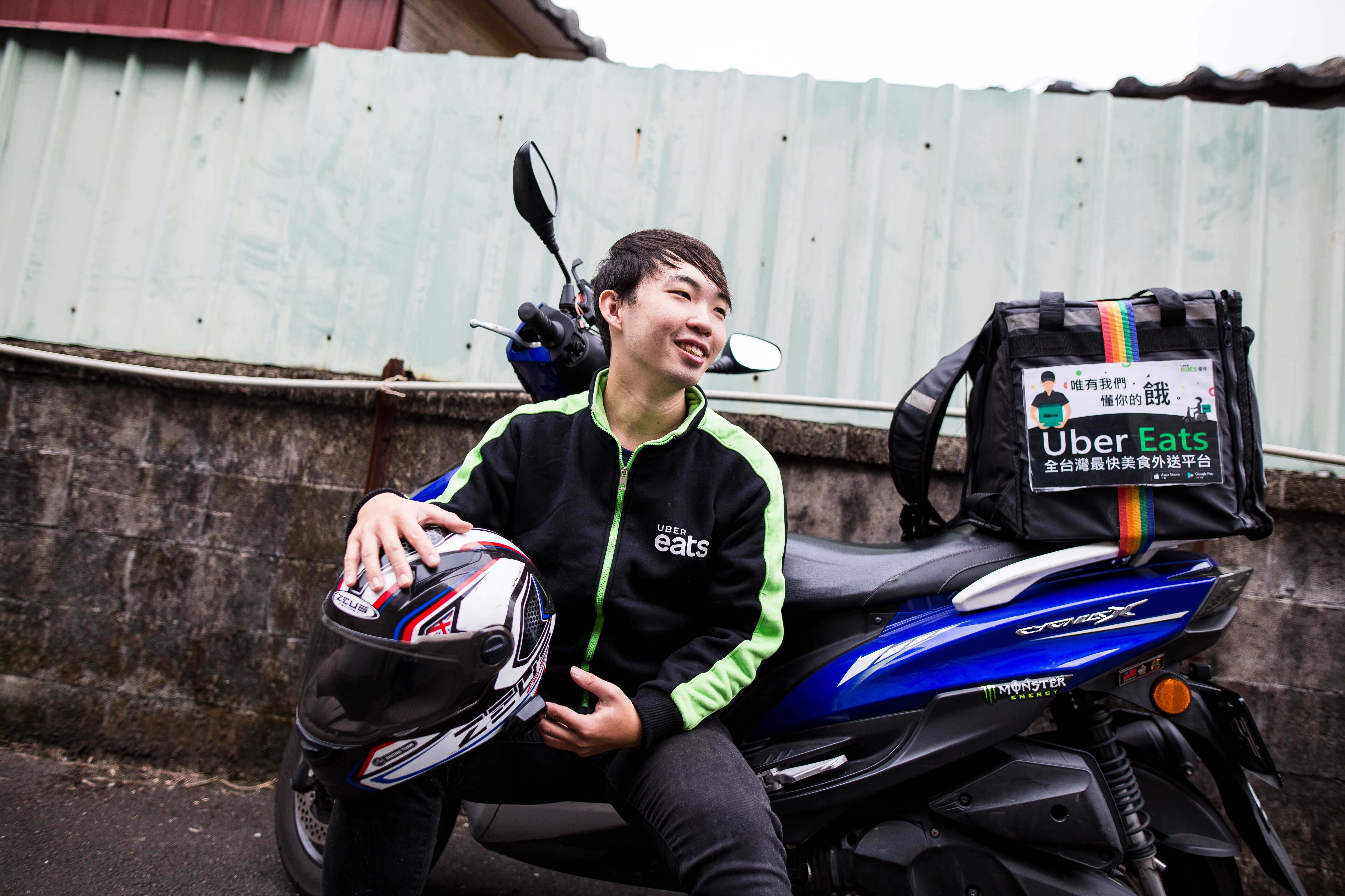 上工八個月的周世昌，把外送累積小費定期捐出：「收到客人的讚美，就非常滿足了。」