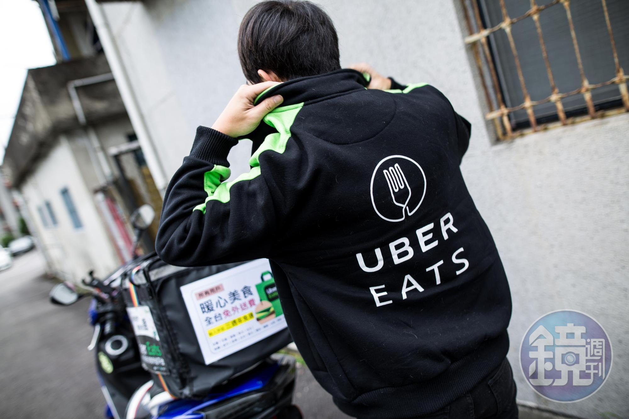 UberEats沒有制服,但周世昌在市面上找了綠黑絨外套,燙上平台字樣,成為自製制服,展現敬業精神。
