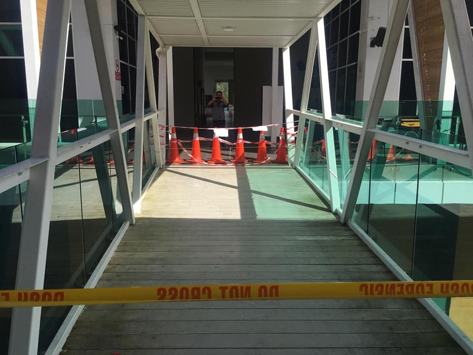 馬來西亞沙巴一棟大樓的空橋竟有大洞，一位1歲7個月女童不小心踩空墜樓。（翻攝自Senka Sabahan粉絲專頁）