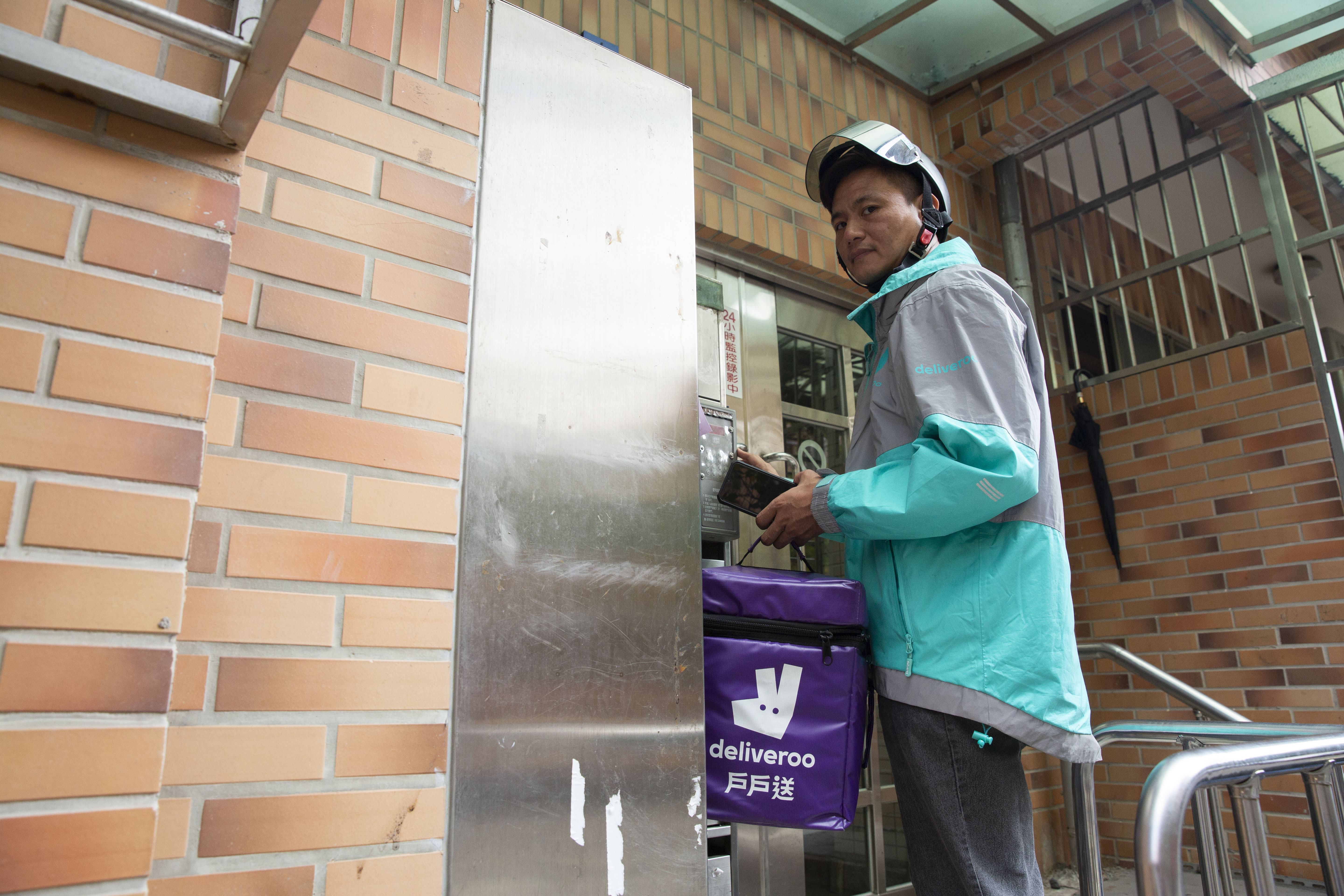 資深外送員羊男每天跑100公里，強調不要搶快，順順騎就好。