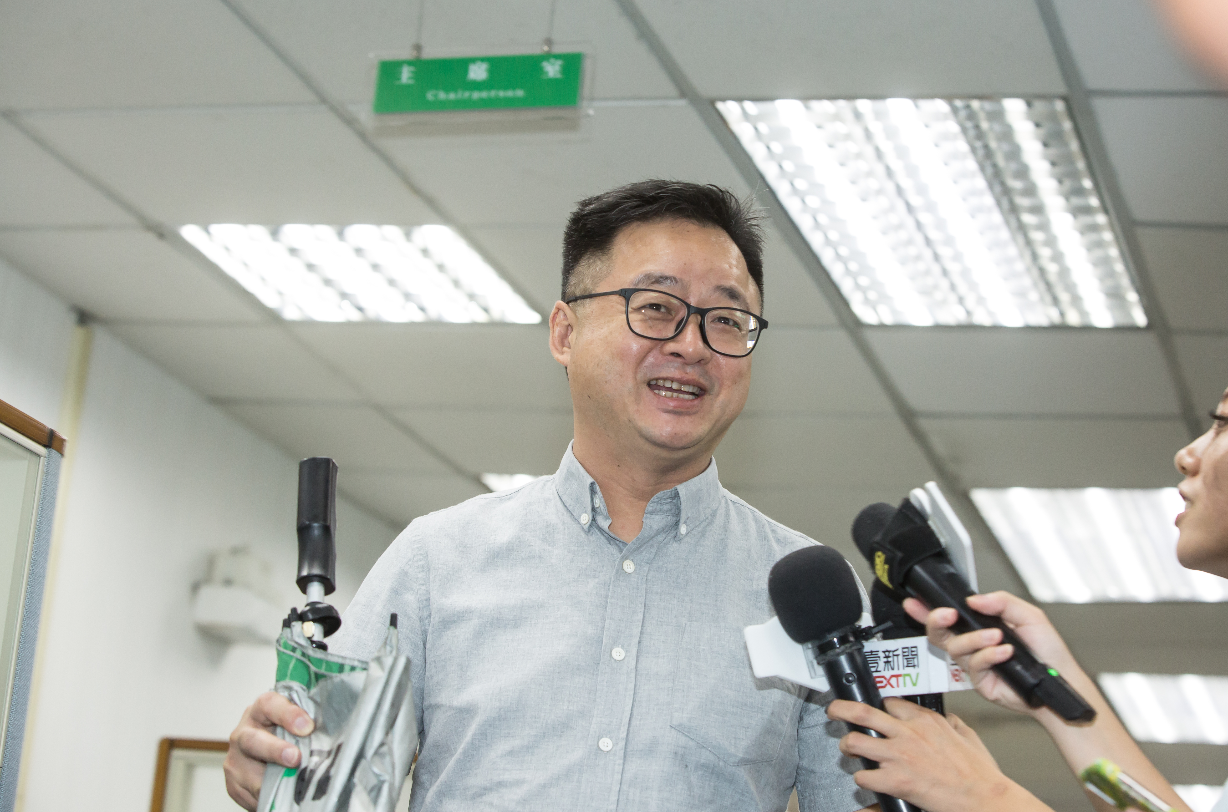 民進黨祕書長羅文嘉受訪時表示，陳宜民當時一時情緒衝動可以理解，但黃昭順把陳玉珍的手塞進門縫，認為「我覺得這個比較壞一點。」