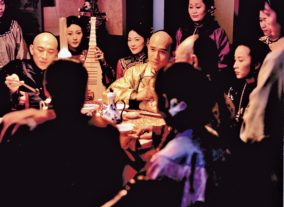 《海上花》的背景設在十九世紀末的上海租界，青樓女子與恩客間在暈油的光影、優雅的搖鏡下，成了曖昧的共鳴。（傳影互動提供）