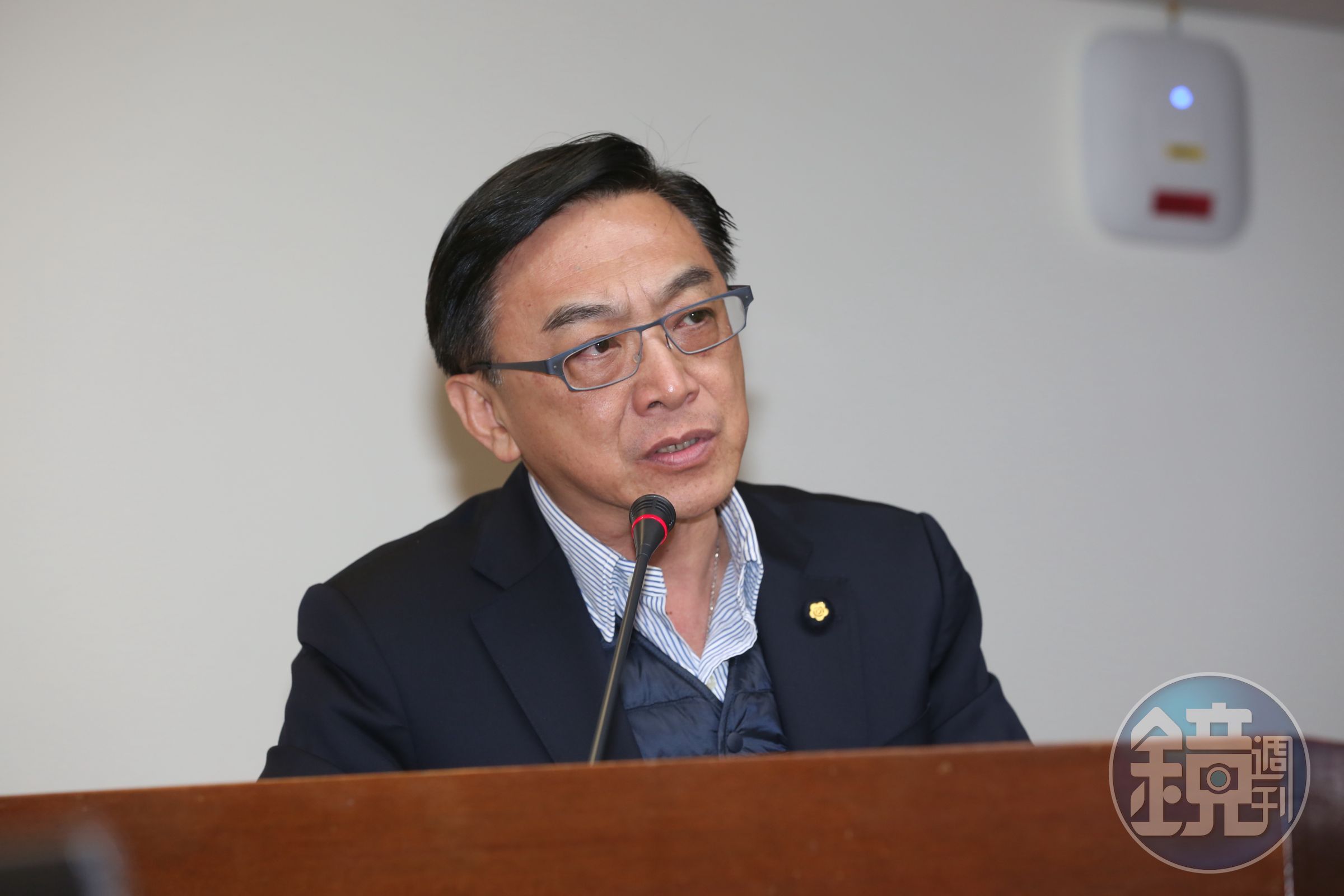 國民黨今發聲明表示，陳宜民動手推的女警因未著制服，頭戴紐西蘭便帽，貌似路人甲或怪阿姨且採取貼身緊迫拍攝，才以肢體動作驅離。