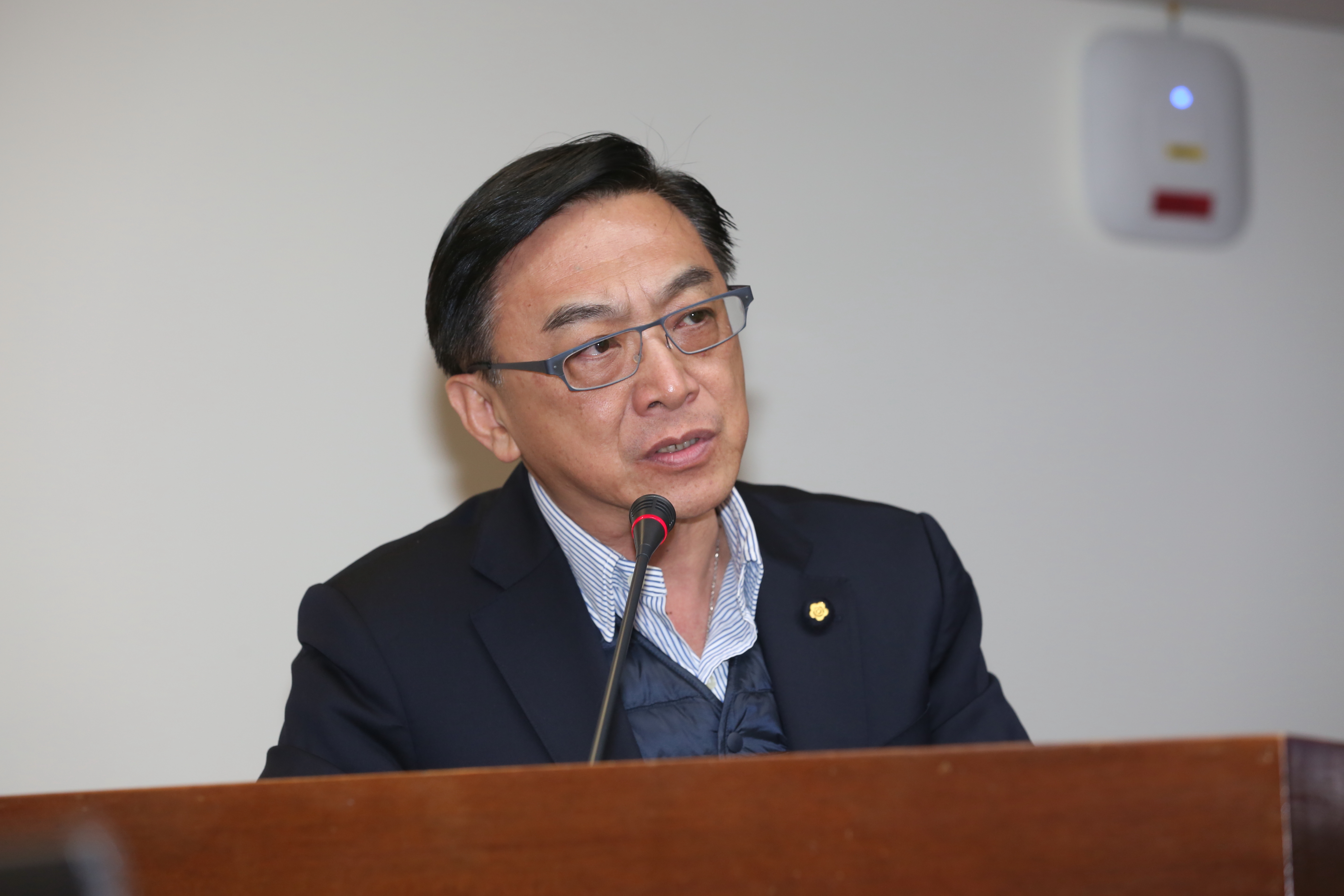 國民黨今發聲明表示，陳宜民動手推的女警因未著制服，頭戴紐西蘭便帽，貌似路人甲或怪阿姨且採取貼身緊迫拍攝，才以肢體動作驅離。