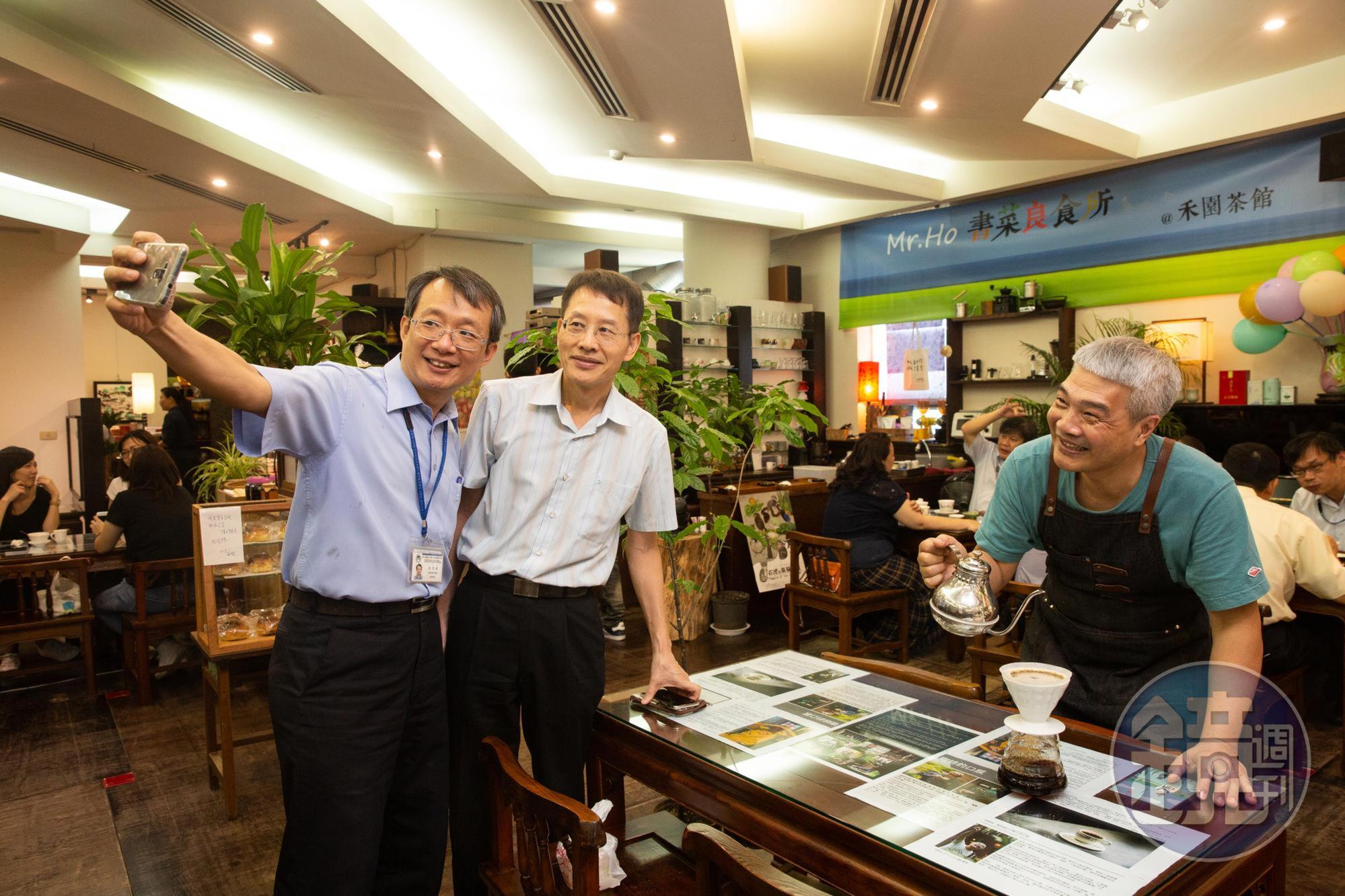 何新松(右)鑽研手沖咖啡27年,不少園區科技人是衝著他的手沖咖啡而來。