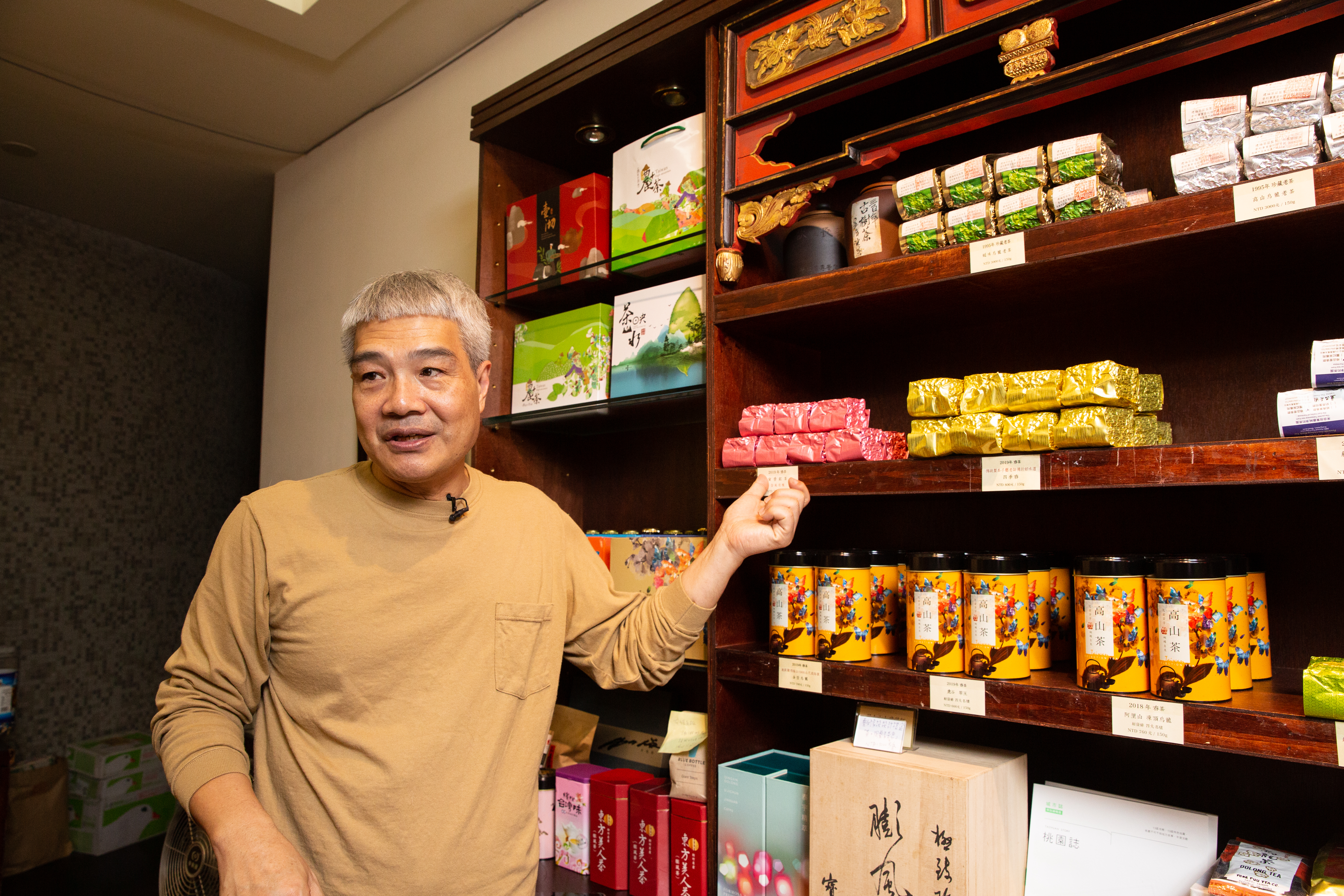 除了內用茶飲，也販售何新松挑選的有機高山茶禮盒、普洱老茶。