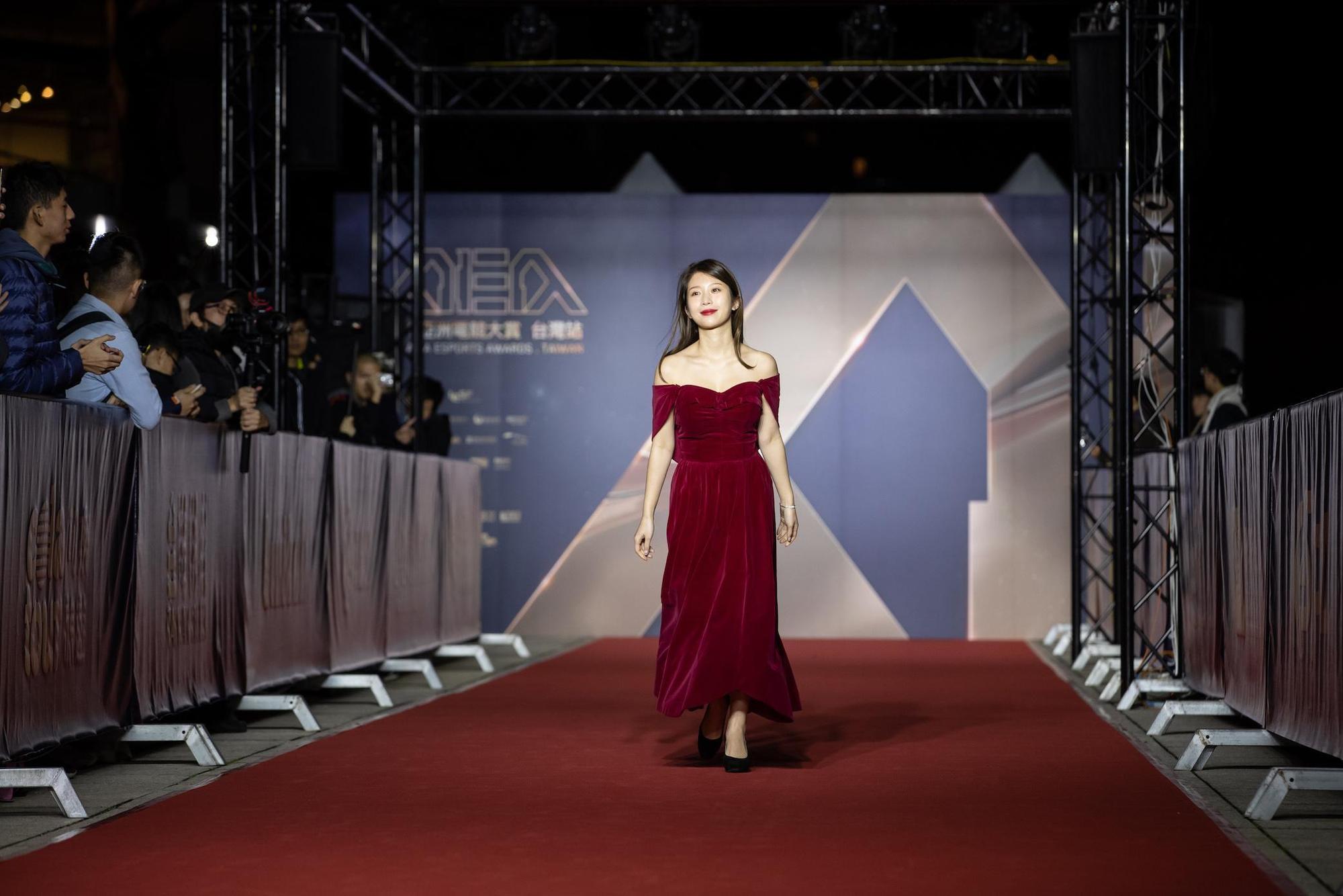 「雞排妹」鄭家純擔任2019亞洲電競大賞頒獎嘉賓,一襲紅色低胸禮服走紅毯。(照片提供:亞洲電競大賞AEA)