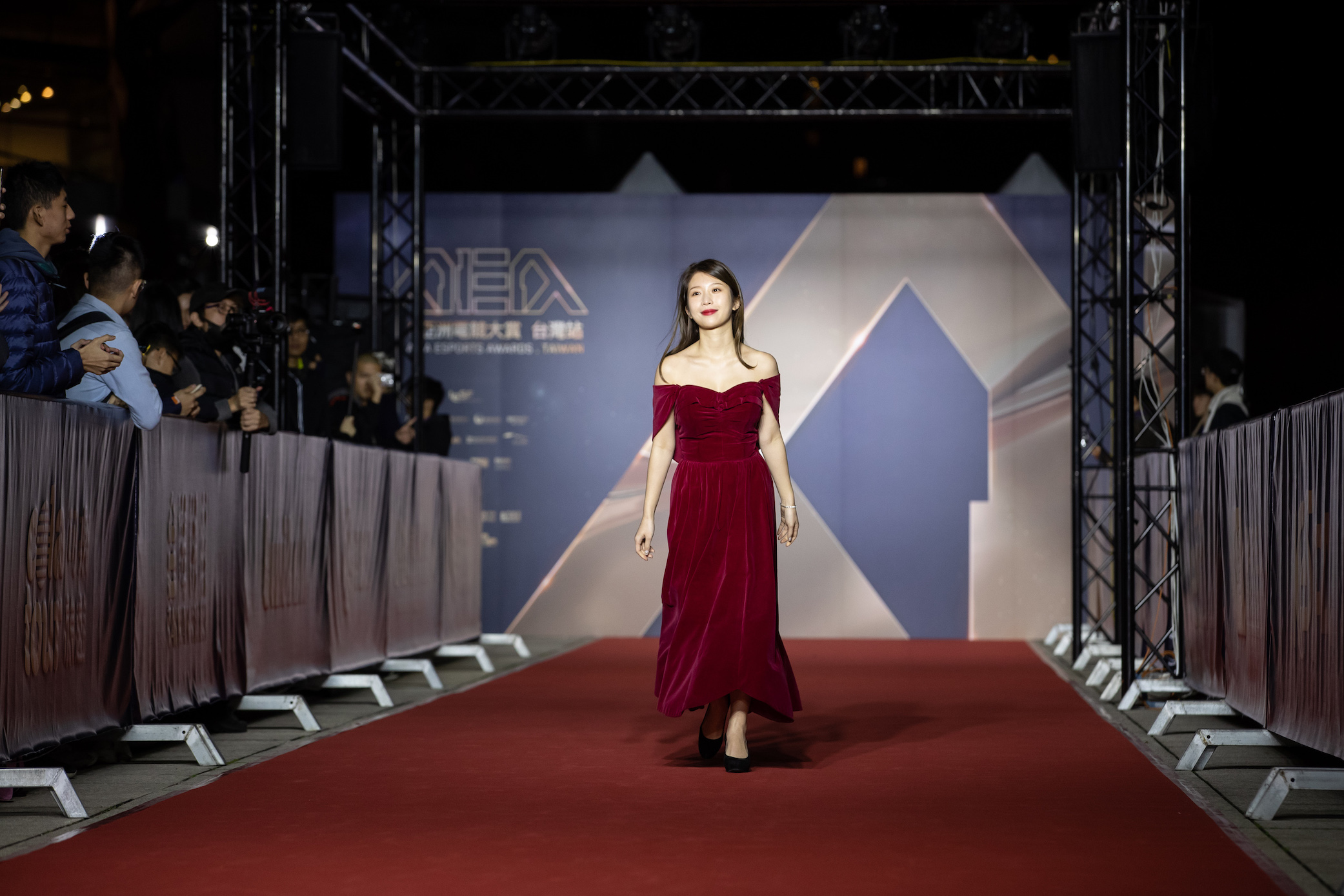 「雞排妹」鄭家純擔任2019亞洲電競大賞頒獎嘉賓，一襲紅色低胸禮服走紅毯。（照片提供：亞洲電競大賞AEA）