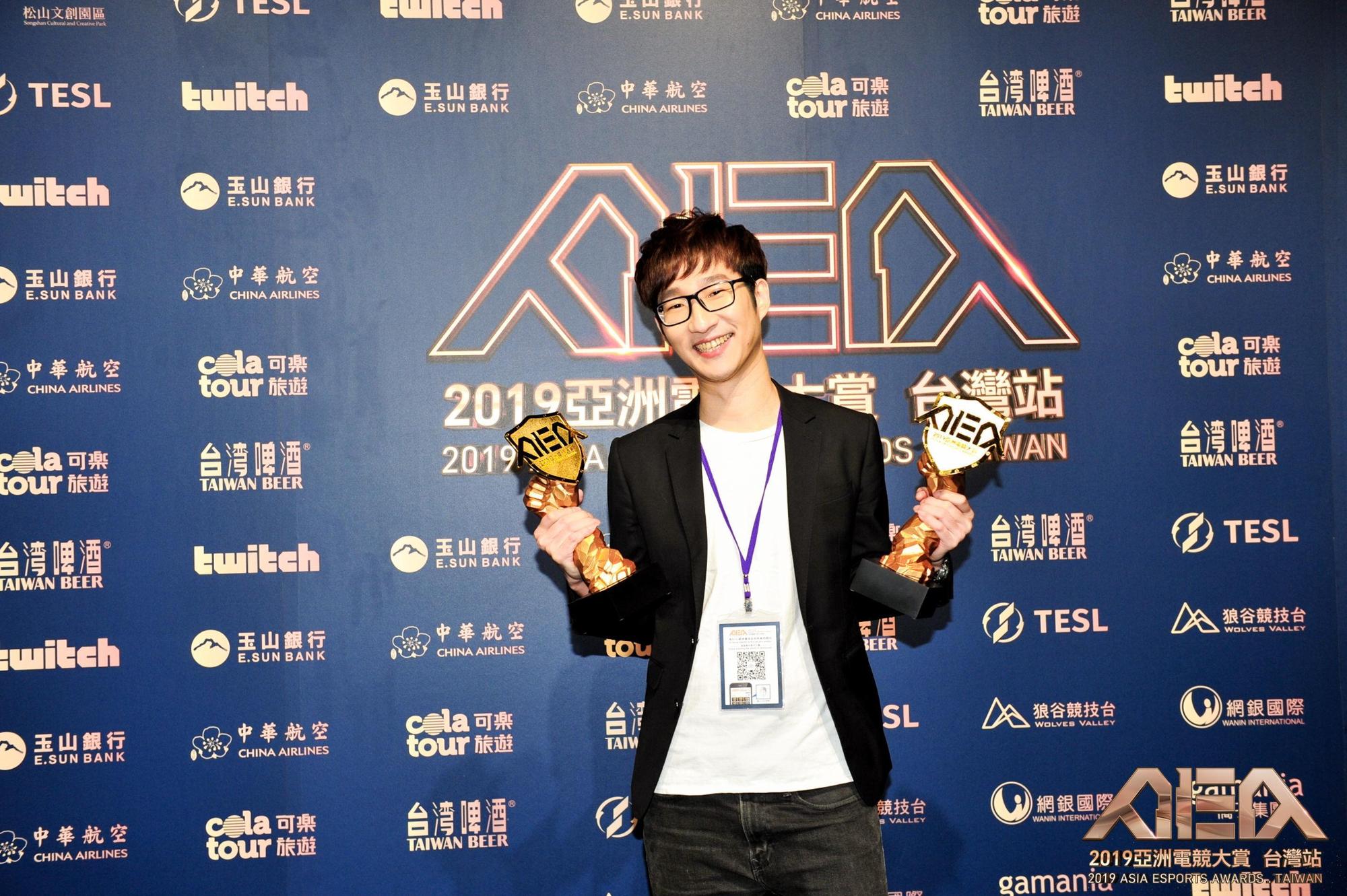 J Team獲得「年度最佳團隊後勤獎」及「年度最佳俱樂部獎」兩個團隊大獎,由營運長沈威廷代表領獎。(照片提供:亞洲電競大賞AEA)