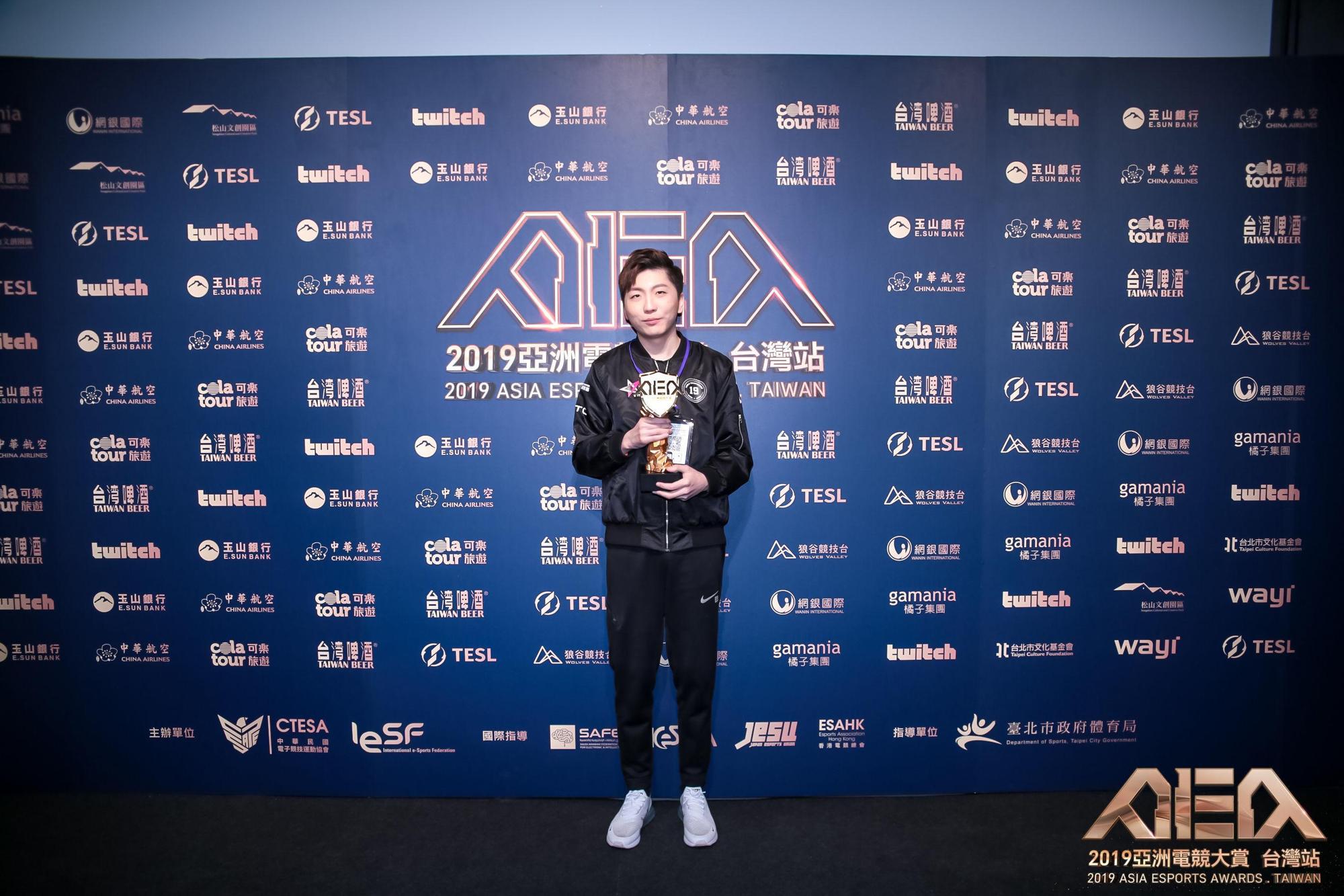 J Team《英雄聯盟》選手Rest獲得年度最佳新人獎。(照片提供:亞洲電競大賞AEA)