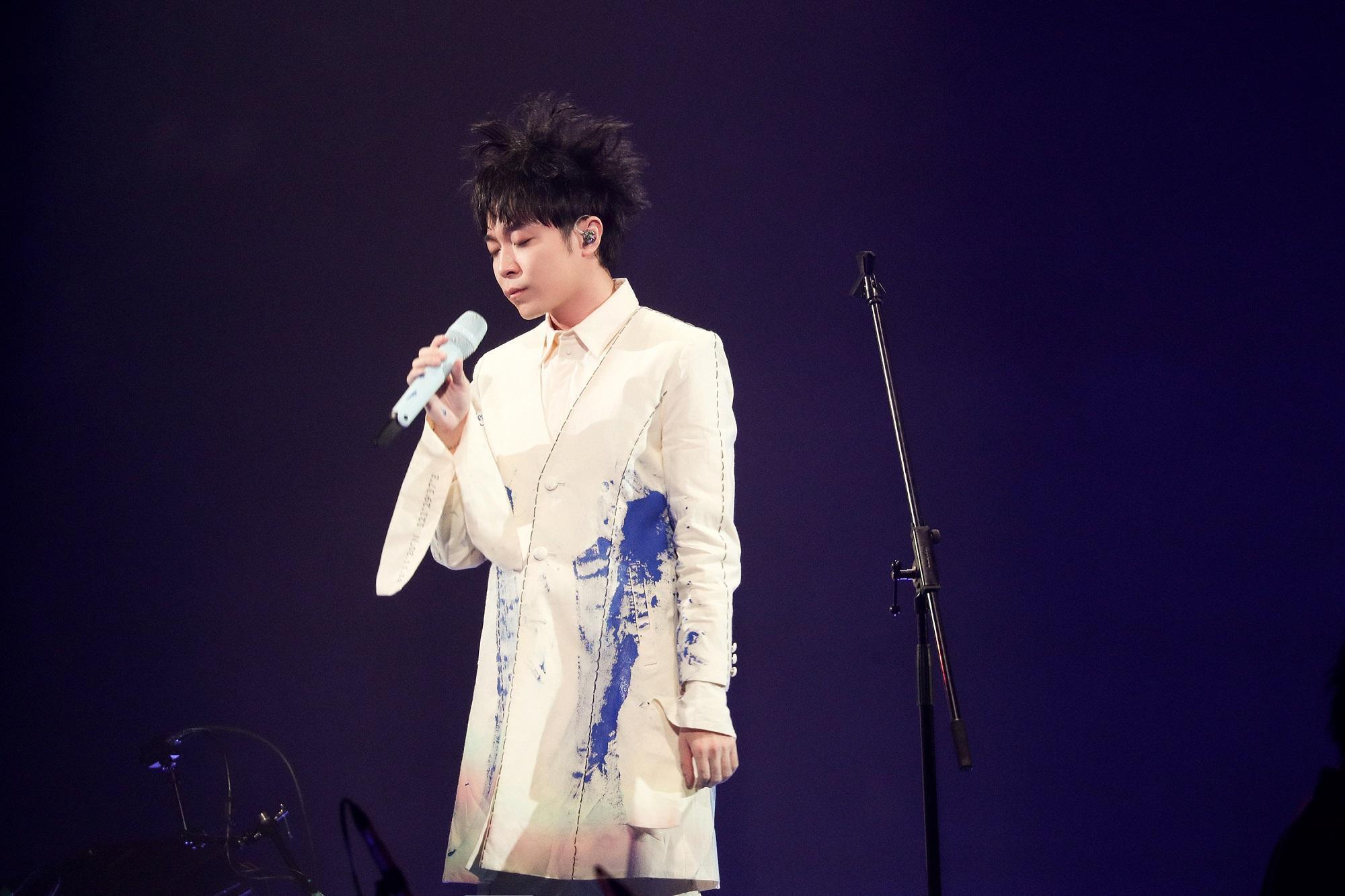 吳青峰在上海舉辦個人演唱會《太空備忘記》。(環球音樂提供)