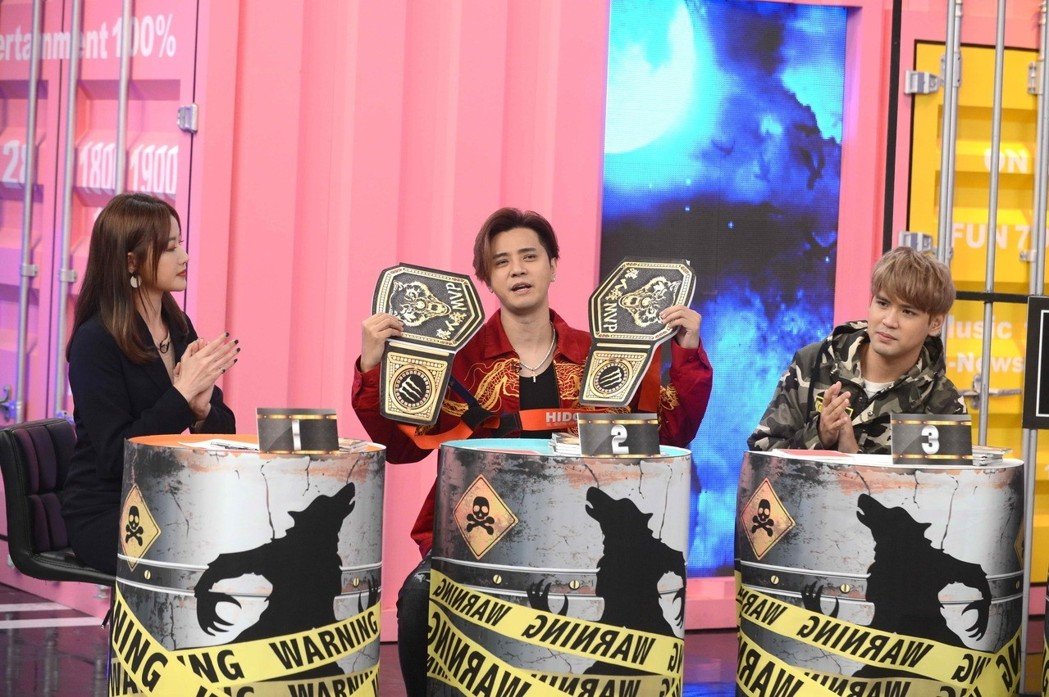 小豬（中）主持的「凹嗚狼人殺」成功創下一股真人遊戲熱潮。（八大提供）