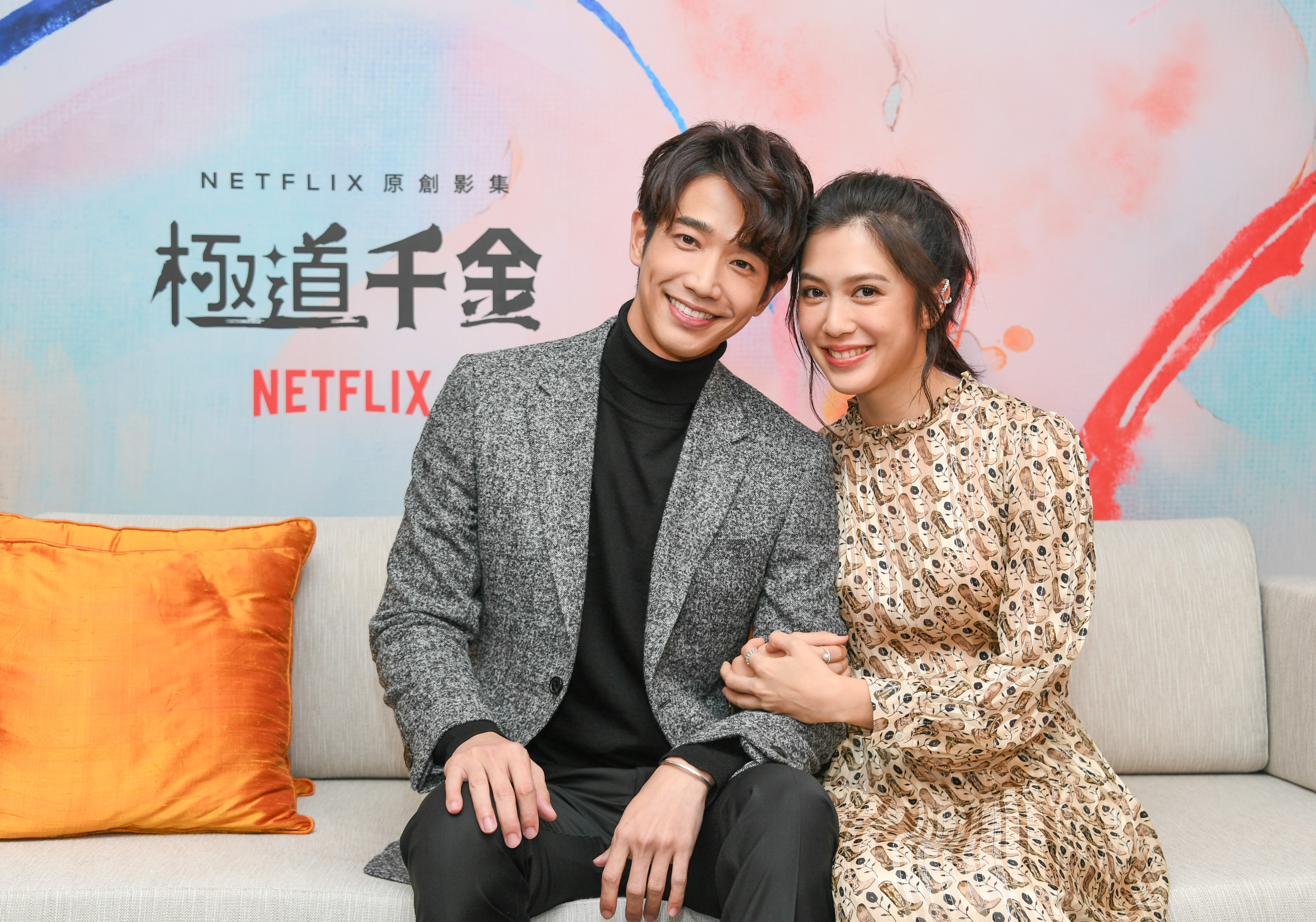 劉以豪（左）、劉奕兒在《極道千金》分別飾演巨星，以及幫派大小姐，形成藝人VS助理的關係。（Netflix提供）