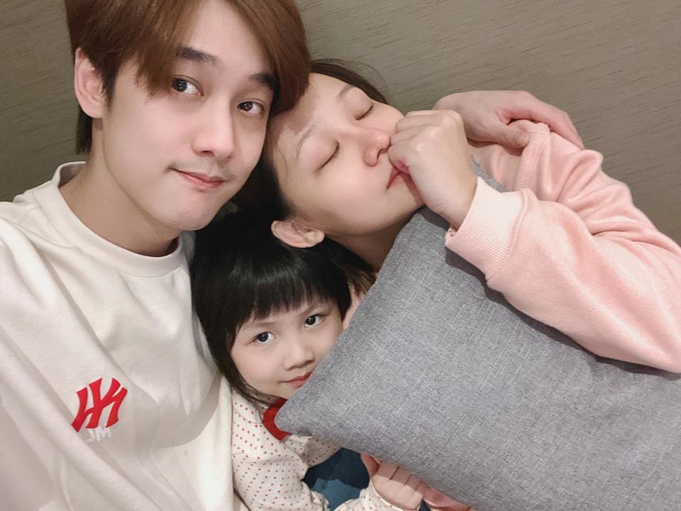 網紅那對夫妻宣布二胎流產，妮妮年紀雖小但很懂事，反而安慰鼓勵爸媽。（翻攝自Nico品筠&Kim京燁 【那對夫妻】粉絲專頁）