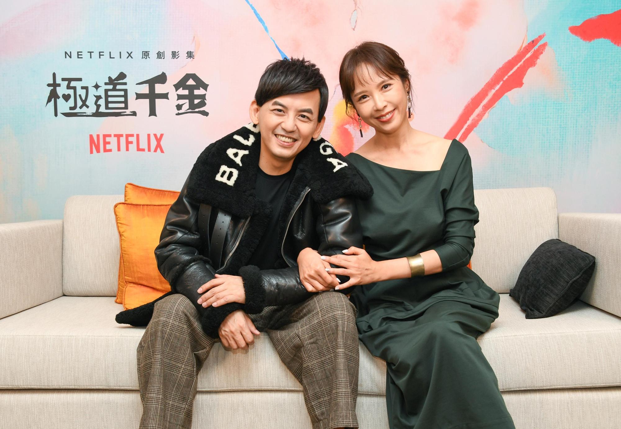 黃子佼(左)、天心都承認,戲裡戲外不能沒有經紀人,要他們交換經紀人也不肯。(Netflix提供)