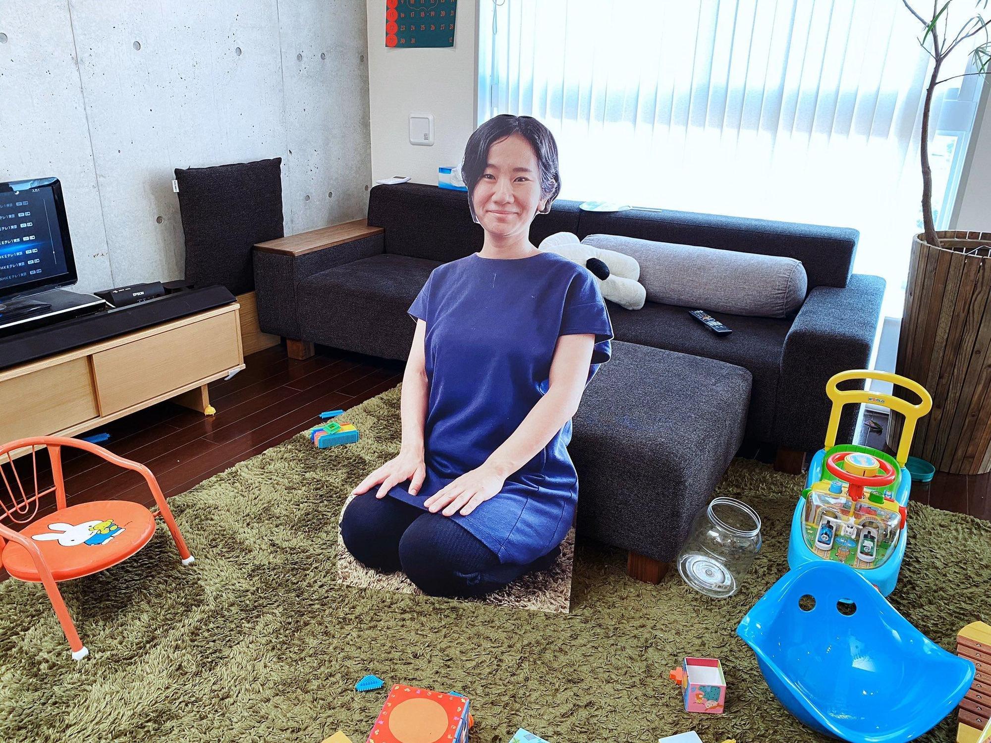 不僅有站立版本的紙板媽媽,家長還製作了坐著的版本,適合不同情況使用。(翻攝自推特)