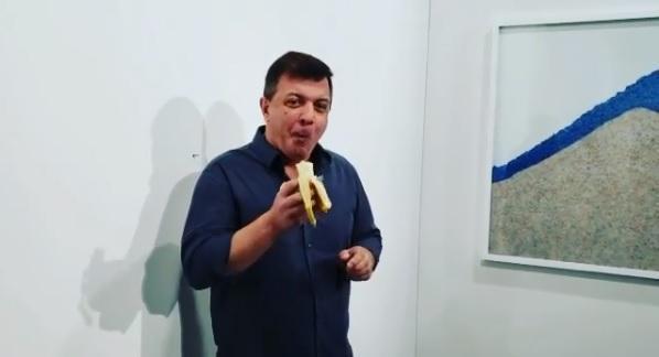 紐約表演藝術家達圖納當場吃掉價值365萬藝術品。(翻攝David Datuna IG)