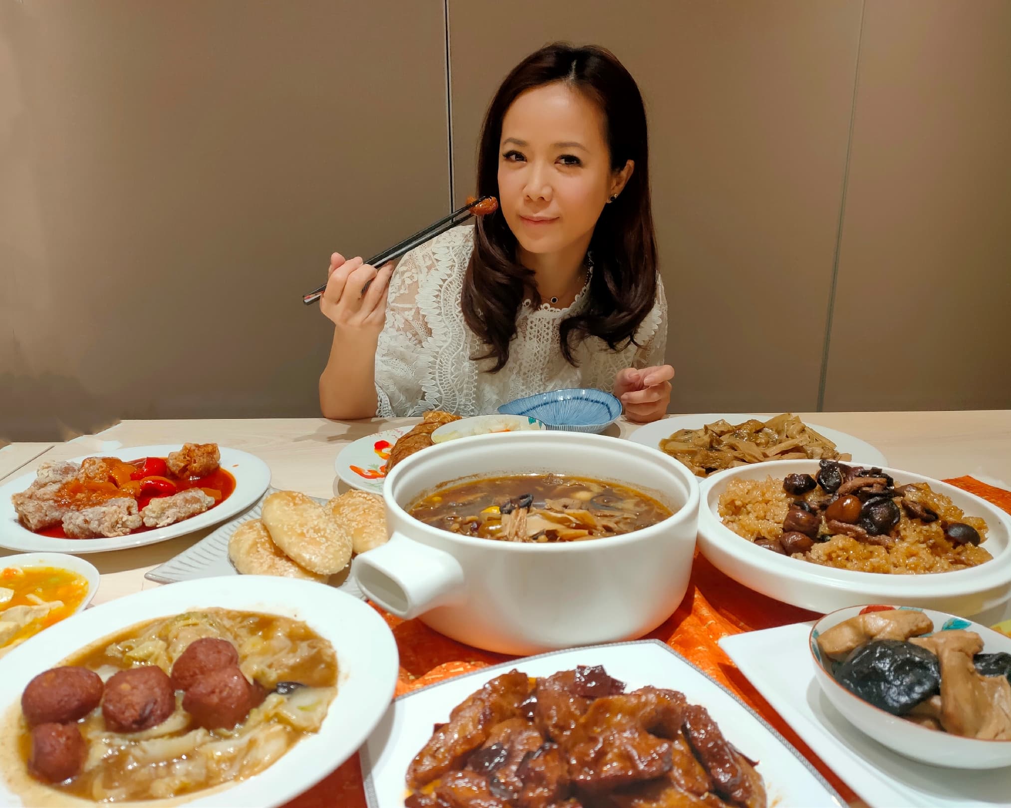 陳仙梅體驗全素年菜,笑說自己最愛吃素肉。