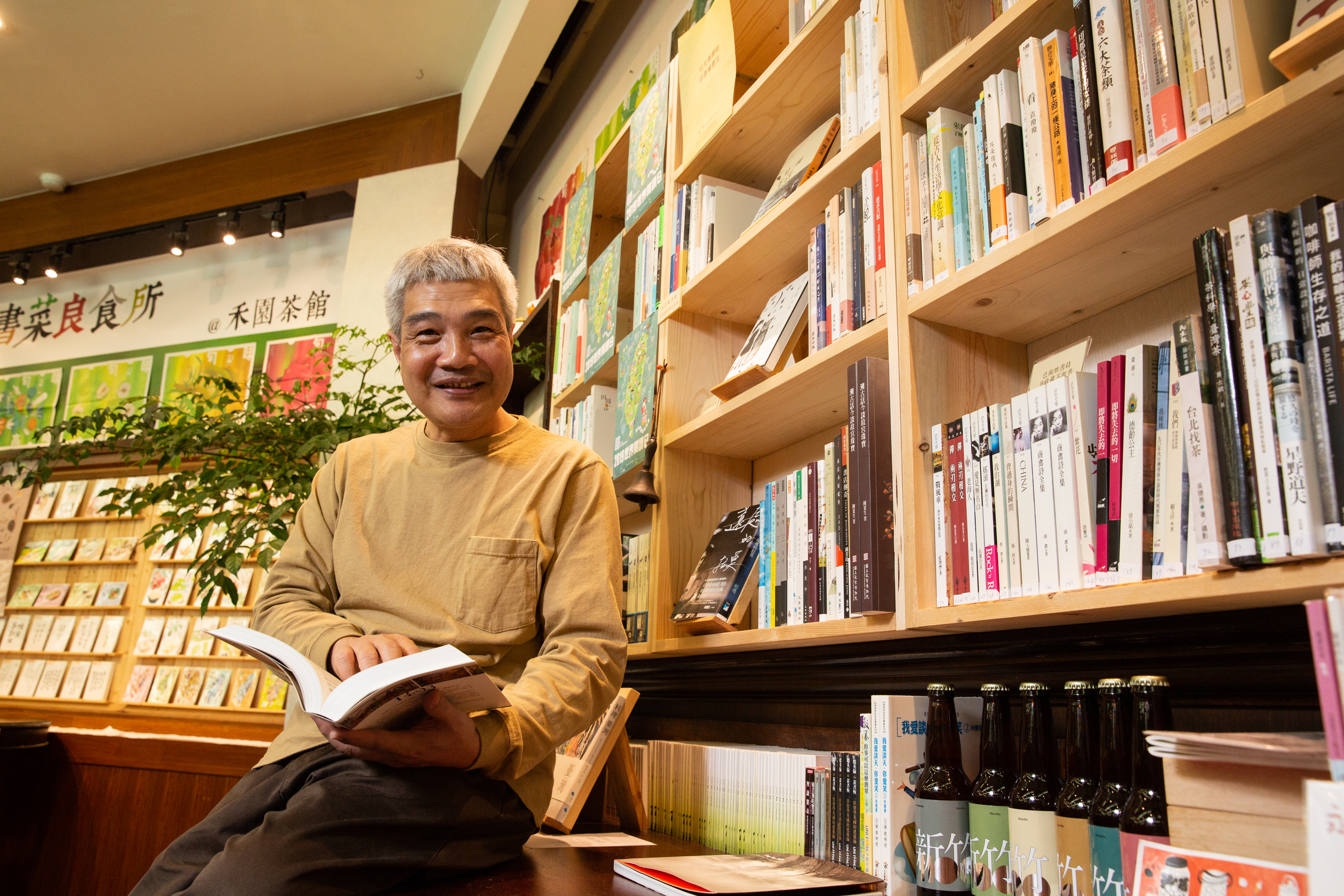 茶、咖啡與閱讀是填補何新松心靈的三塊重要拼圖，他也把茶館打造成科技人的心靈充電站。