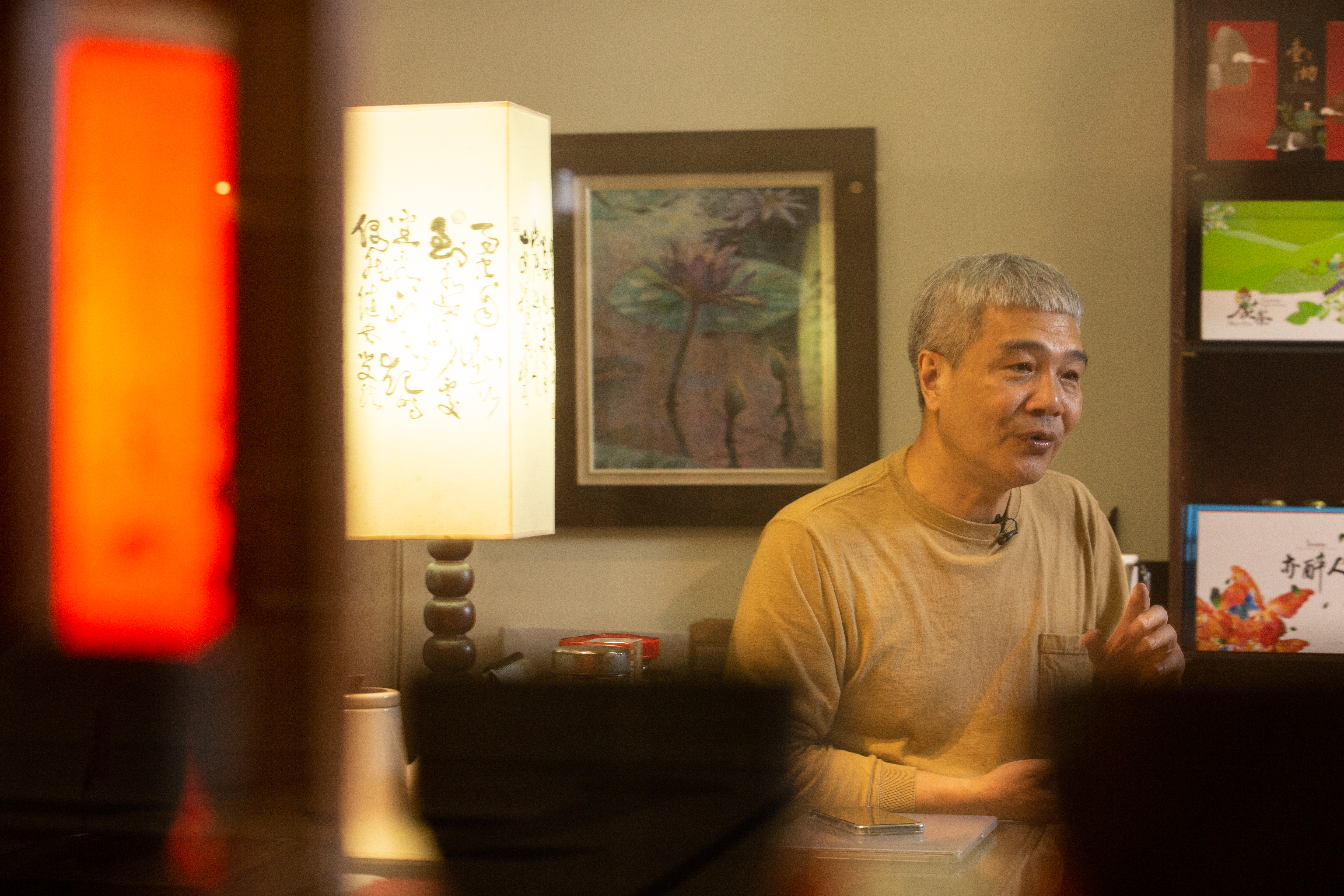 經營茶館讓何新松一點一滴，重新找回和人互動的溫暖特質。