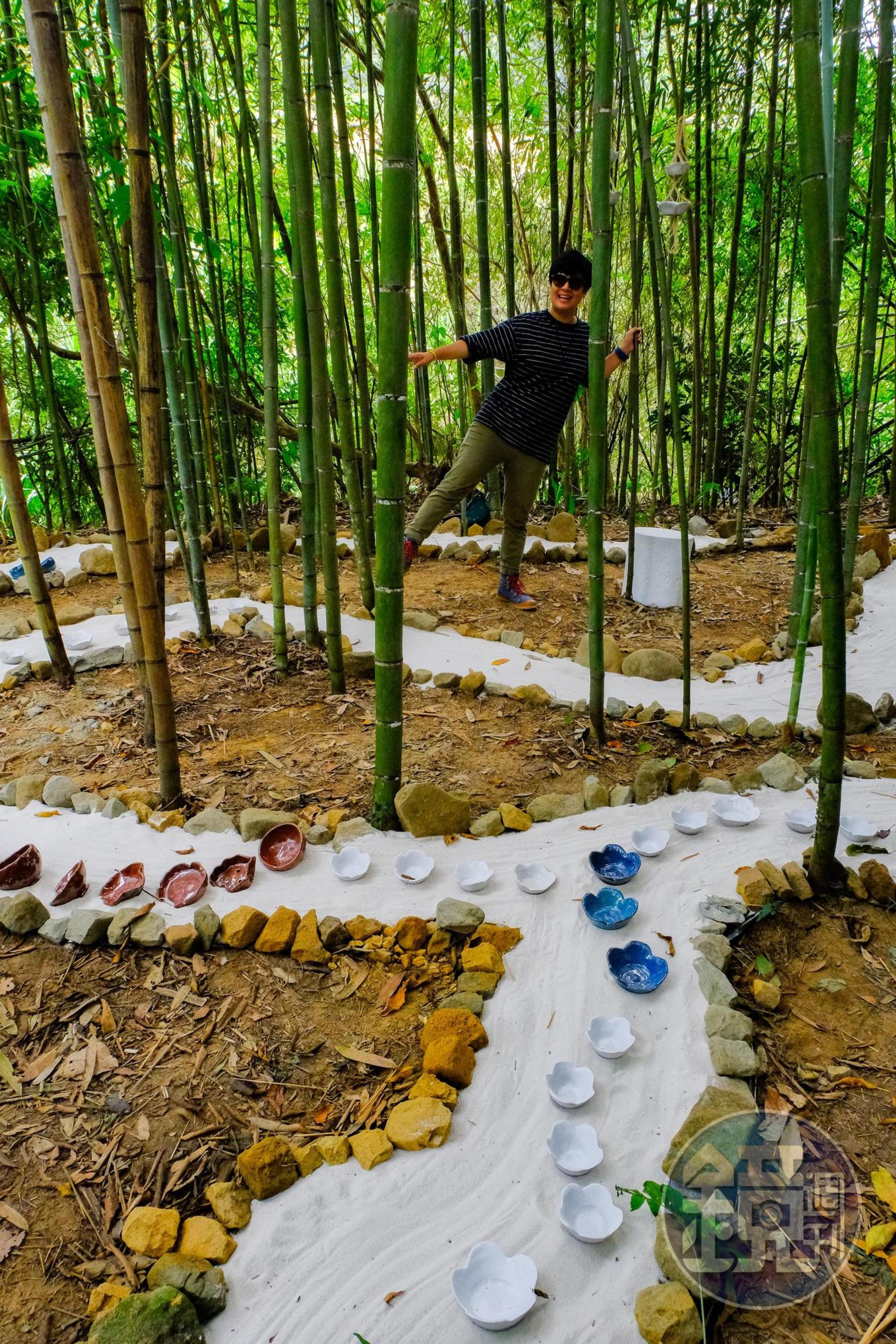 翁已涵與大窩山居民共同製作的陶杯作品，象徵客家喝茶文化。