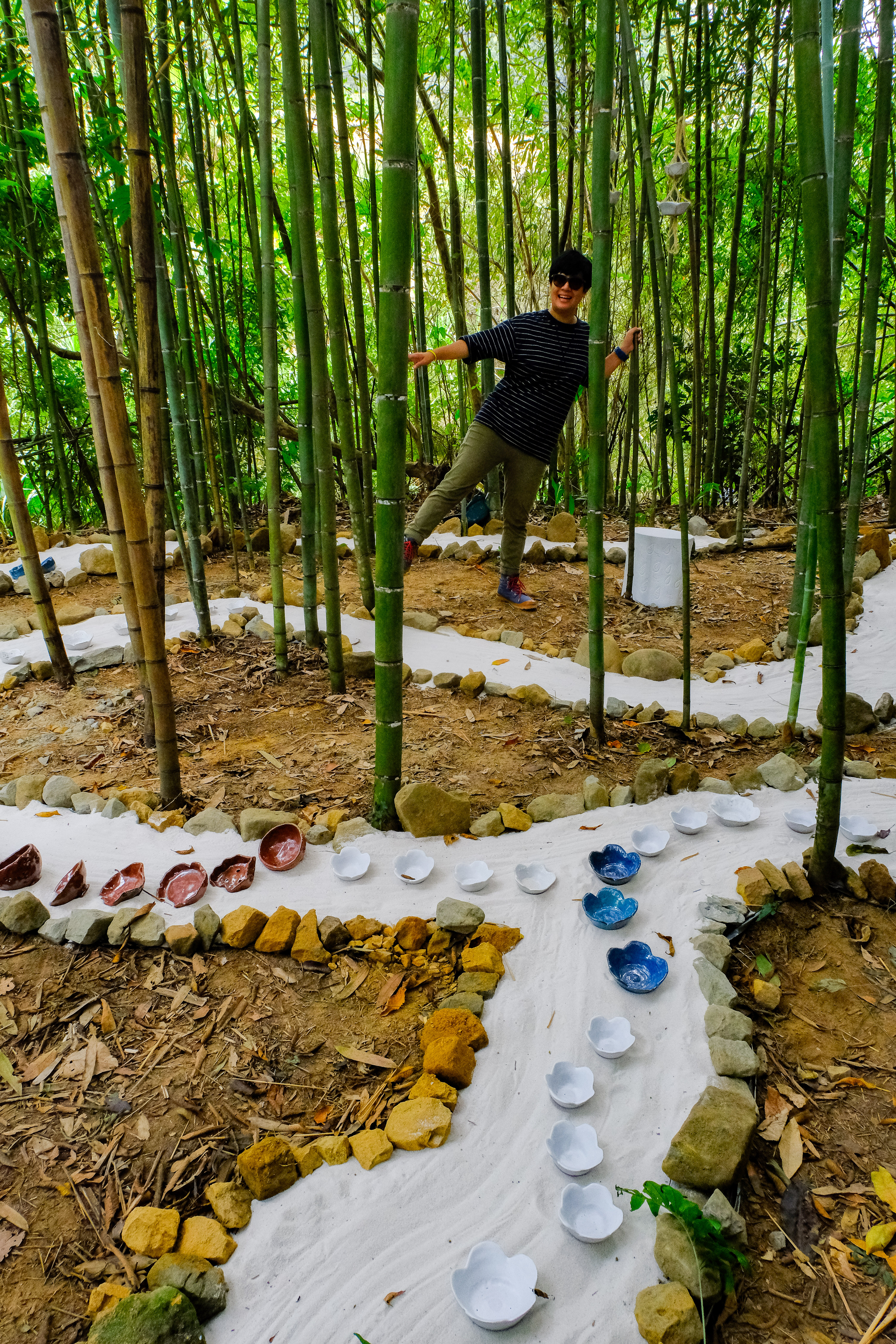 翁已涵與大窩山居民共同製作的陶杯作品，象徵客家喝茶文化。
