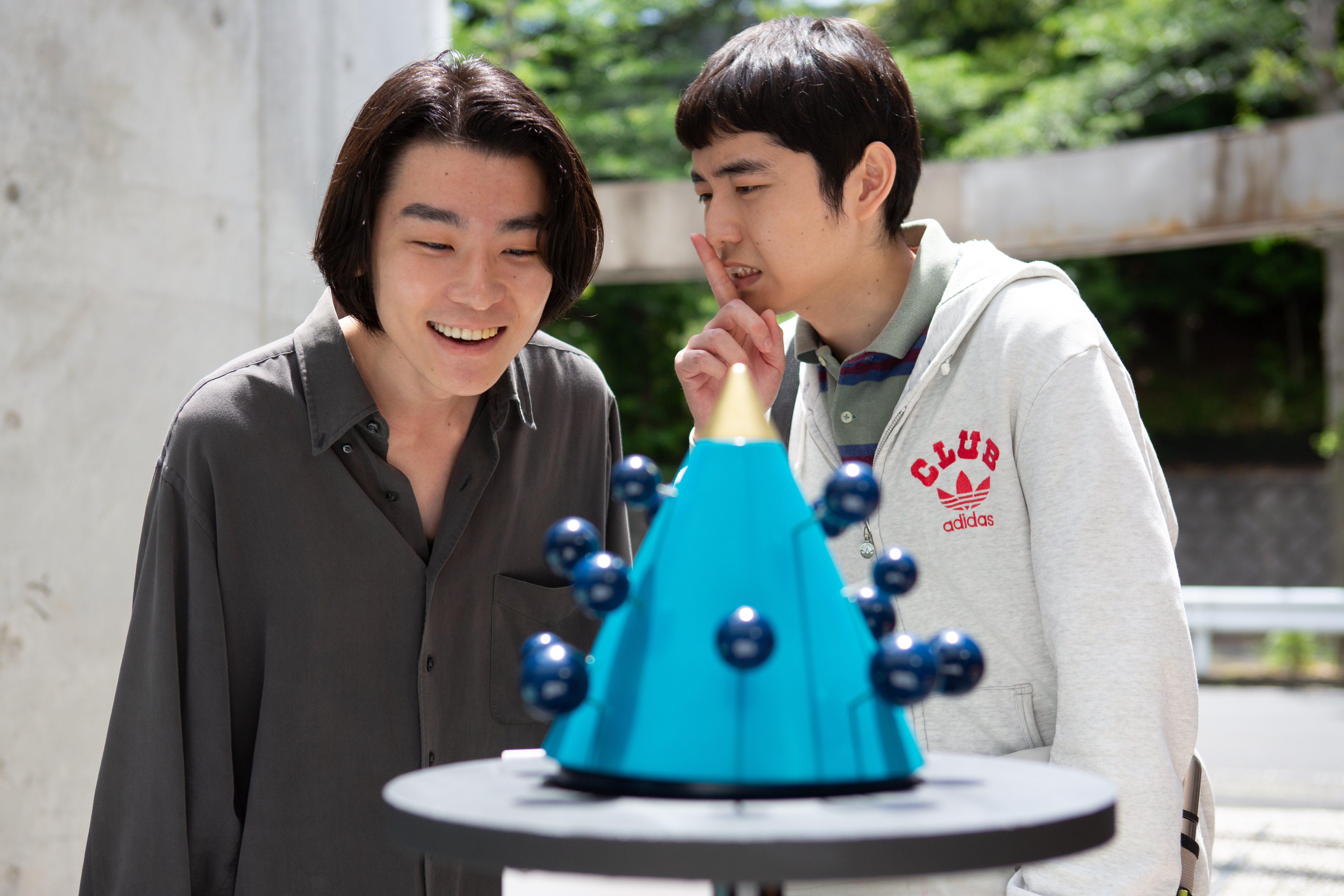 《特約經紀公司》依然沿用近乎素人的演員來演出，魯蛇男主角大澤數人（右）壓力超大，每天靠吃巧克力減壓。（華映提供）