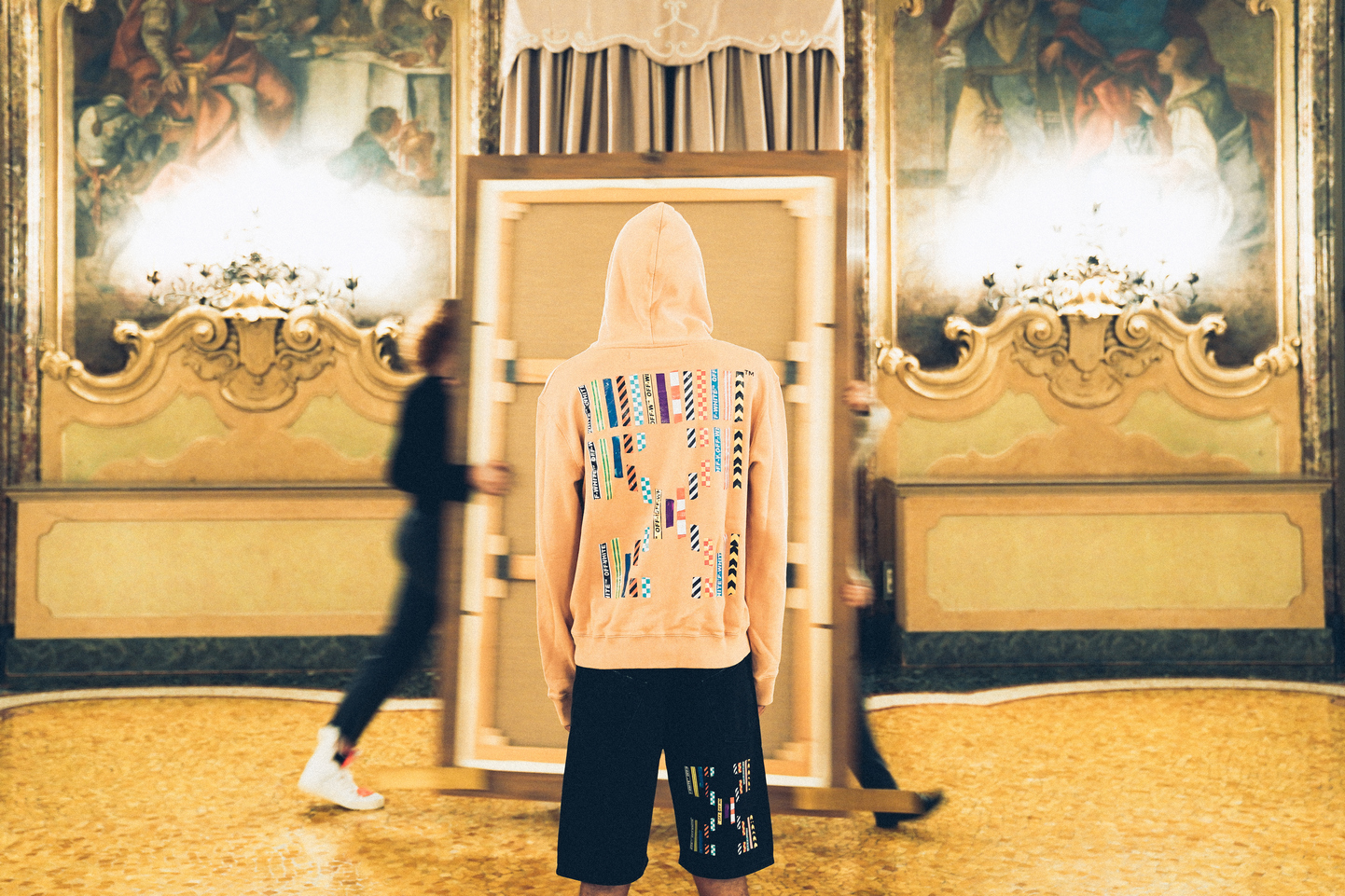 OFF-WHITE YOURS TRULY獨家別注系列鮭魚粉連帽衛衣。NT$18,300（OFF-WHITE ）