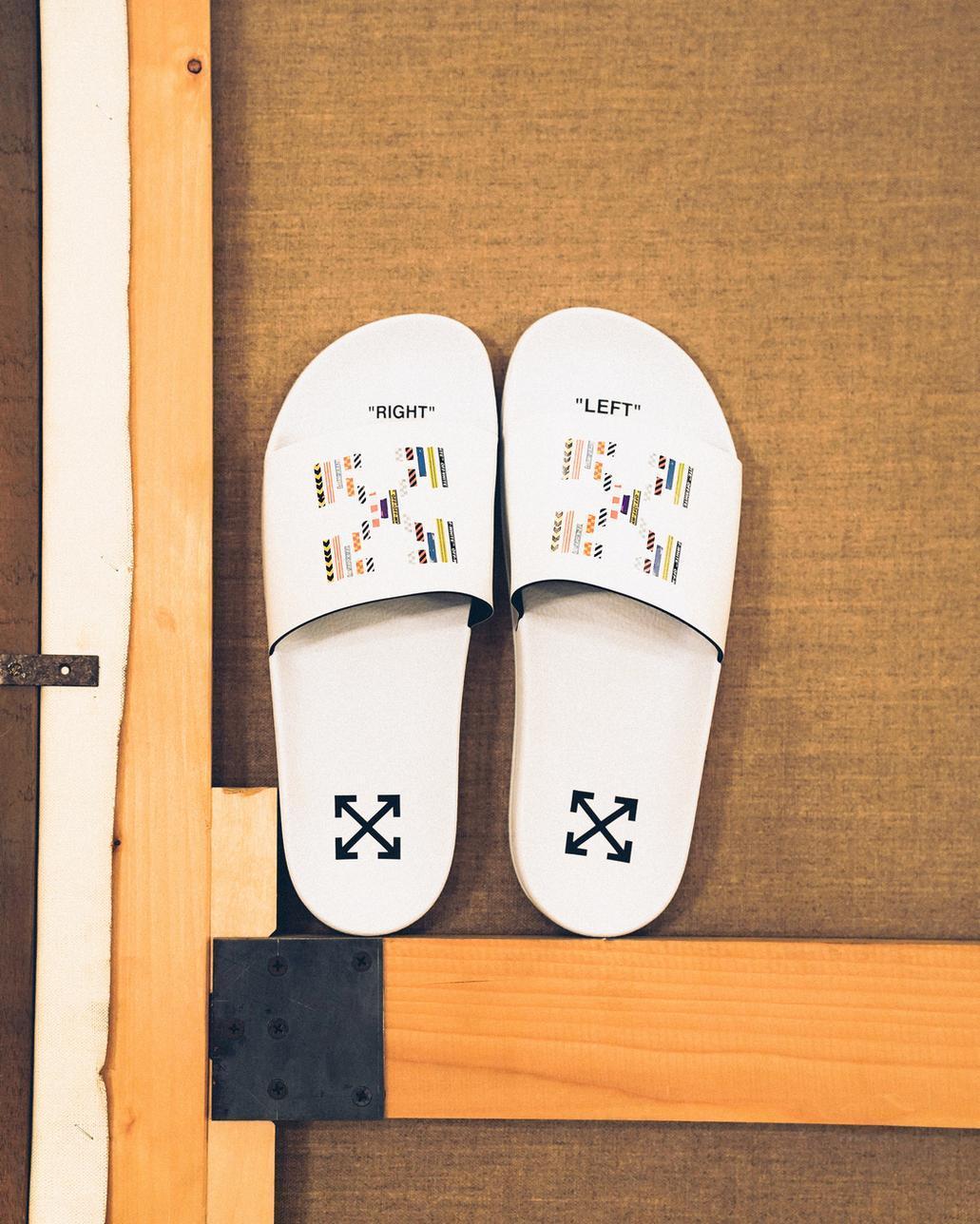 OFF-WHITE YOURS TRULY獨家別注系列白色拖鞋。NT$7,200(OFF-WHITE )