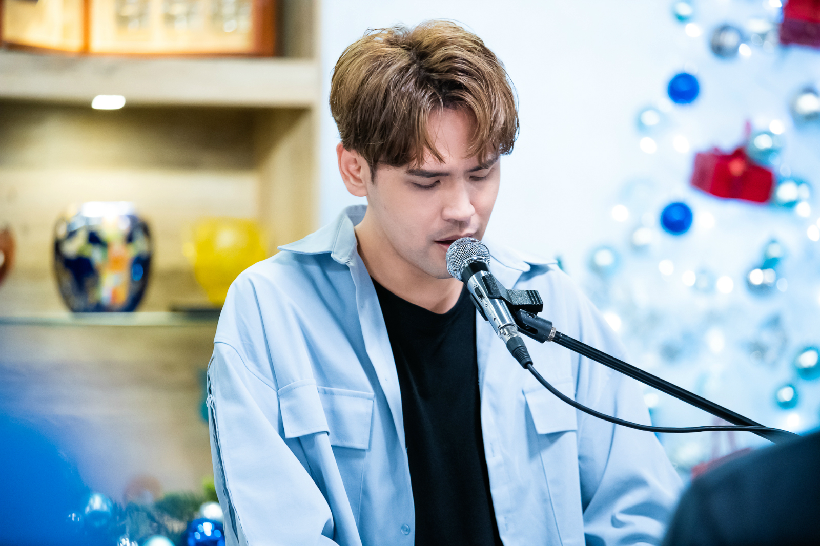 陳零九以歌手身分客串演出，並於現場自彈自唱大展歌藝。（東森提供）