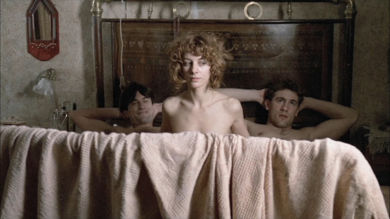 貝托魯奇1976年的史詩鉅作《一九〇〇》由美國演技男星勞勃狄尼諾（右）和法國影帝傑哈德巴狄厄（左）主演。（光點台北提供）