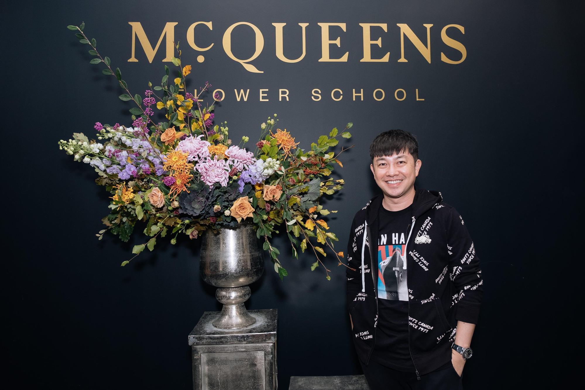受品牌邀請李明川現場秀聖誕花藝。(伊林提供)