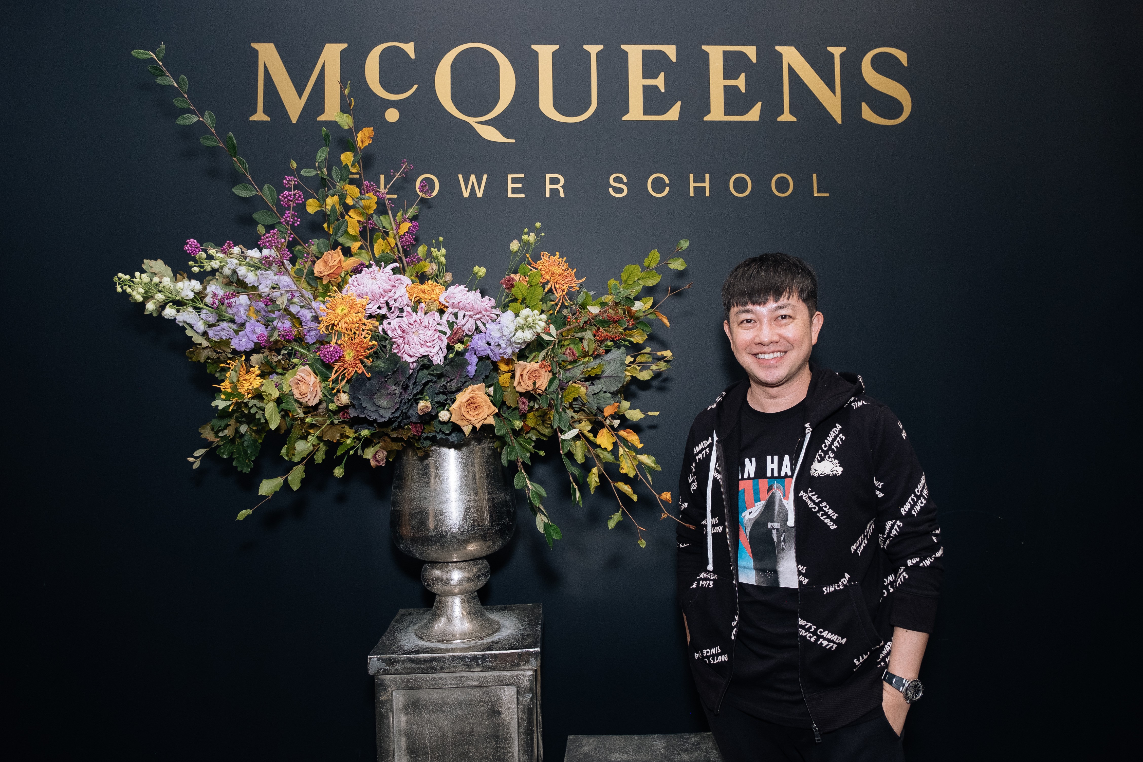 受品牌邀請李明川現場秀聖誕花藝。（伊林提供）