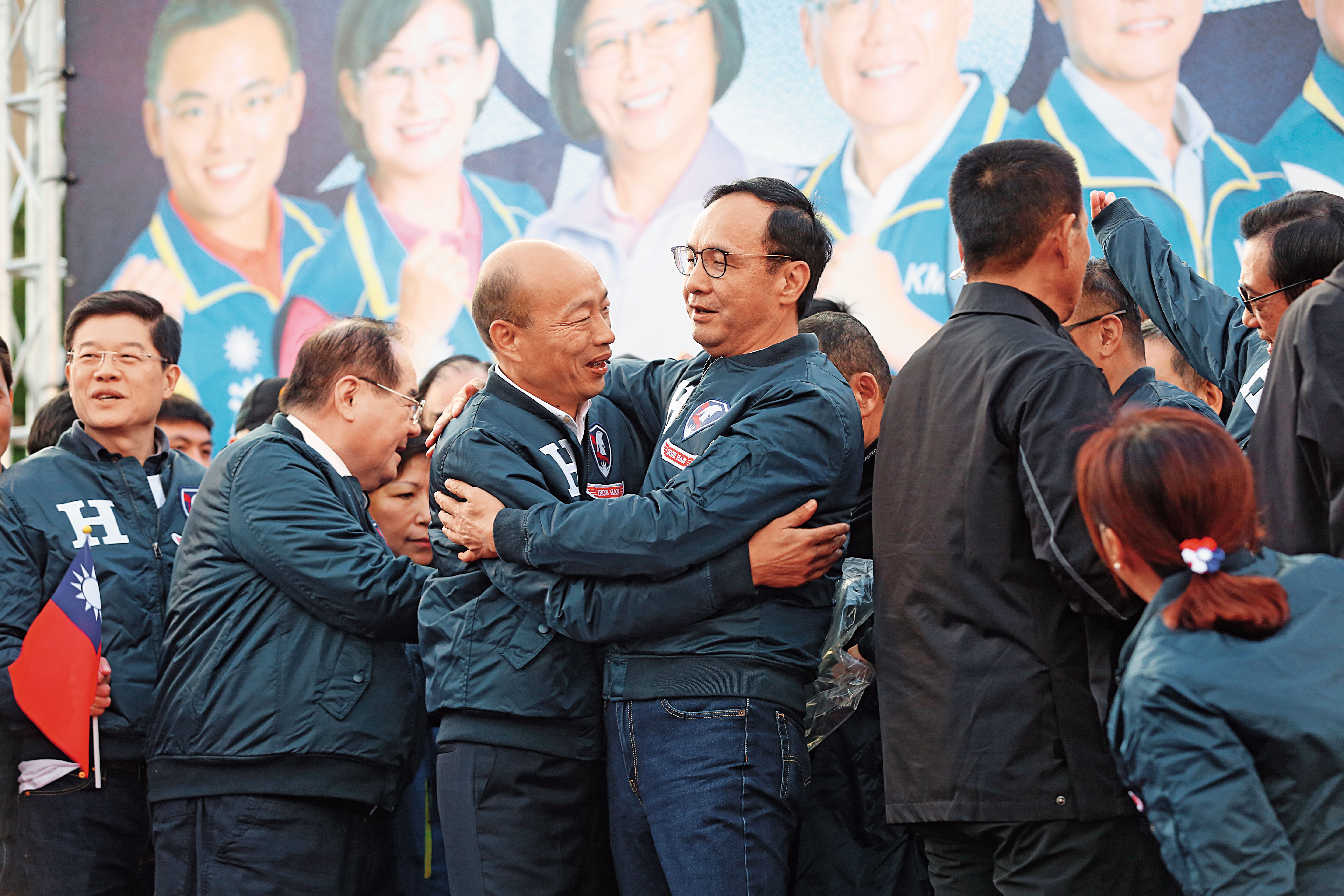 選戰進入最後1個月熱戰，朱立倫終於接下韓國瑜全國競選總部主委，合體同台展現團結。