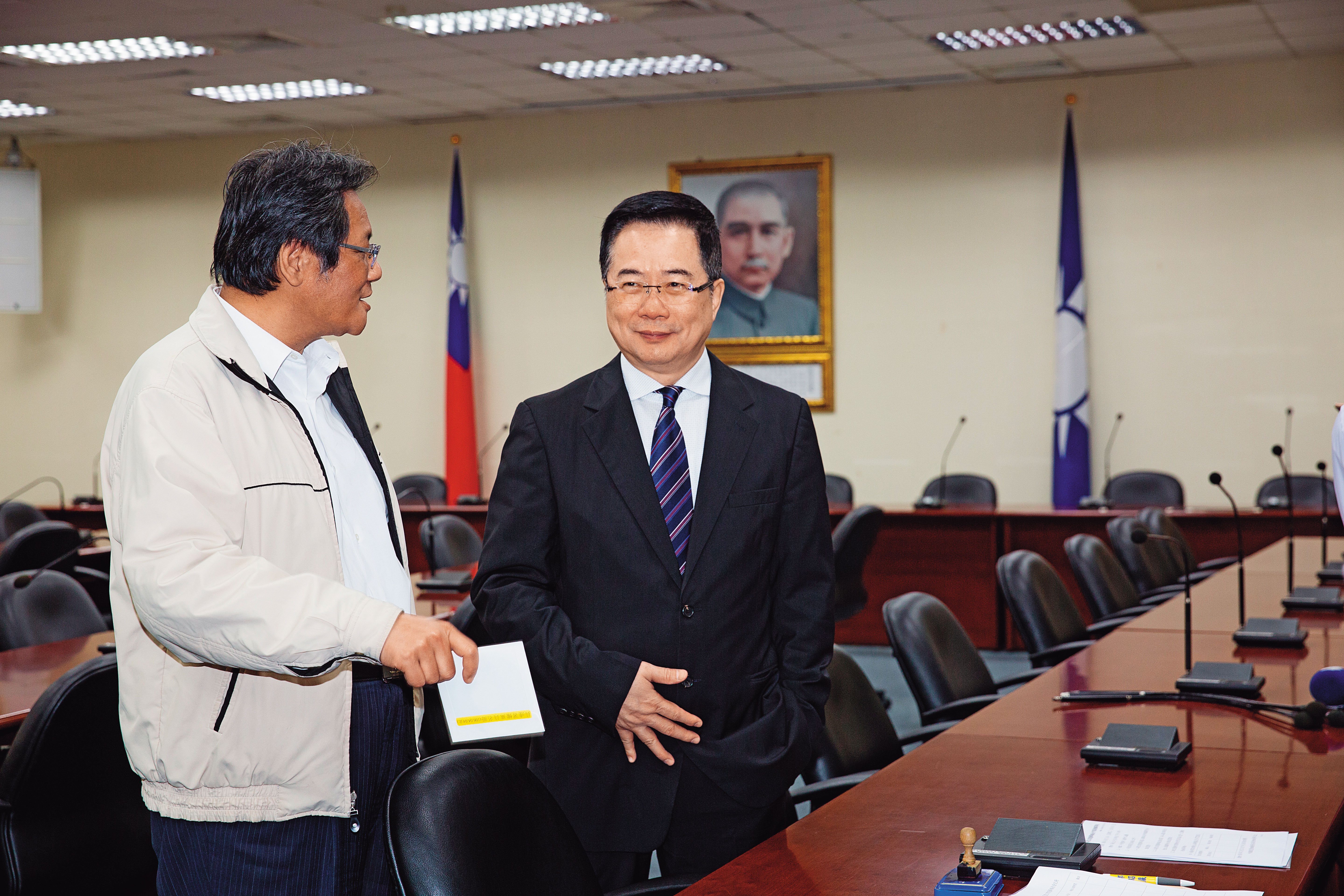 為挽救藍營頹勢，吳敦義授命蔡正元（右）擔任重砲手，卻意外引爆黨中央與韓陣營的路線之爭。