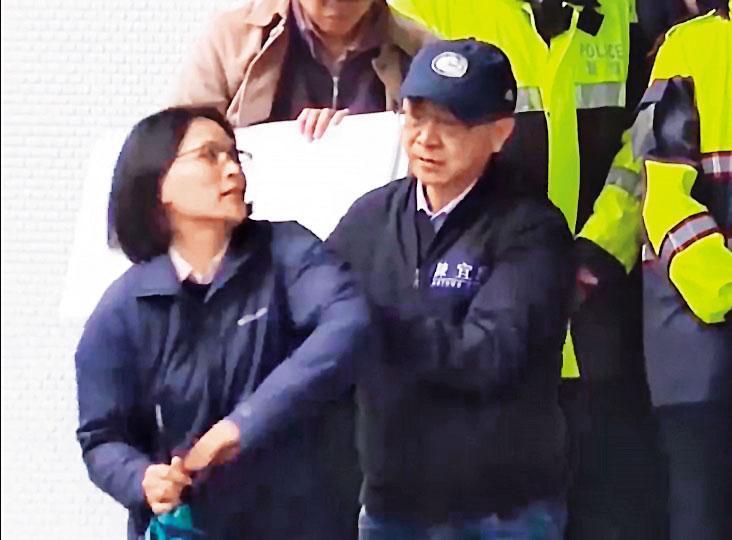 國民黨立委赴外交部抗議卡神案,原被藍營內部認為是「撿到槍」,未料最後卻擦槍走火。(翻攝綠黨臉書影片)