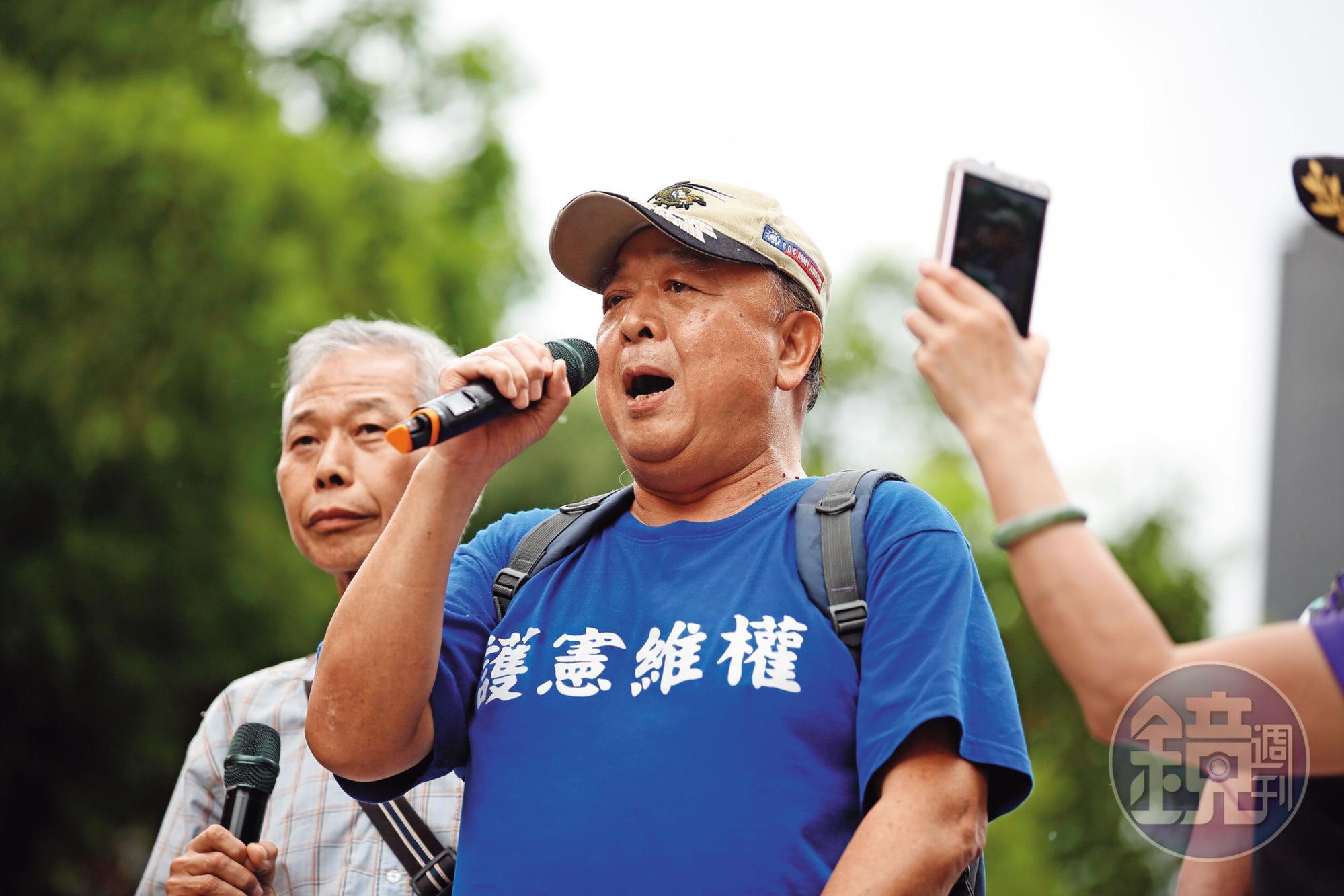 藍營內部憂心,退將吳斯懷的親中立場已嚴重衝擊明年大選結果。