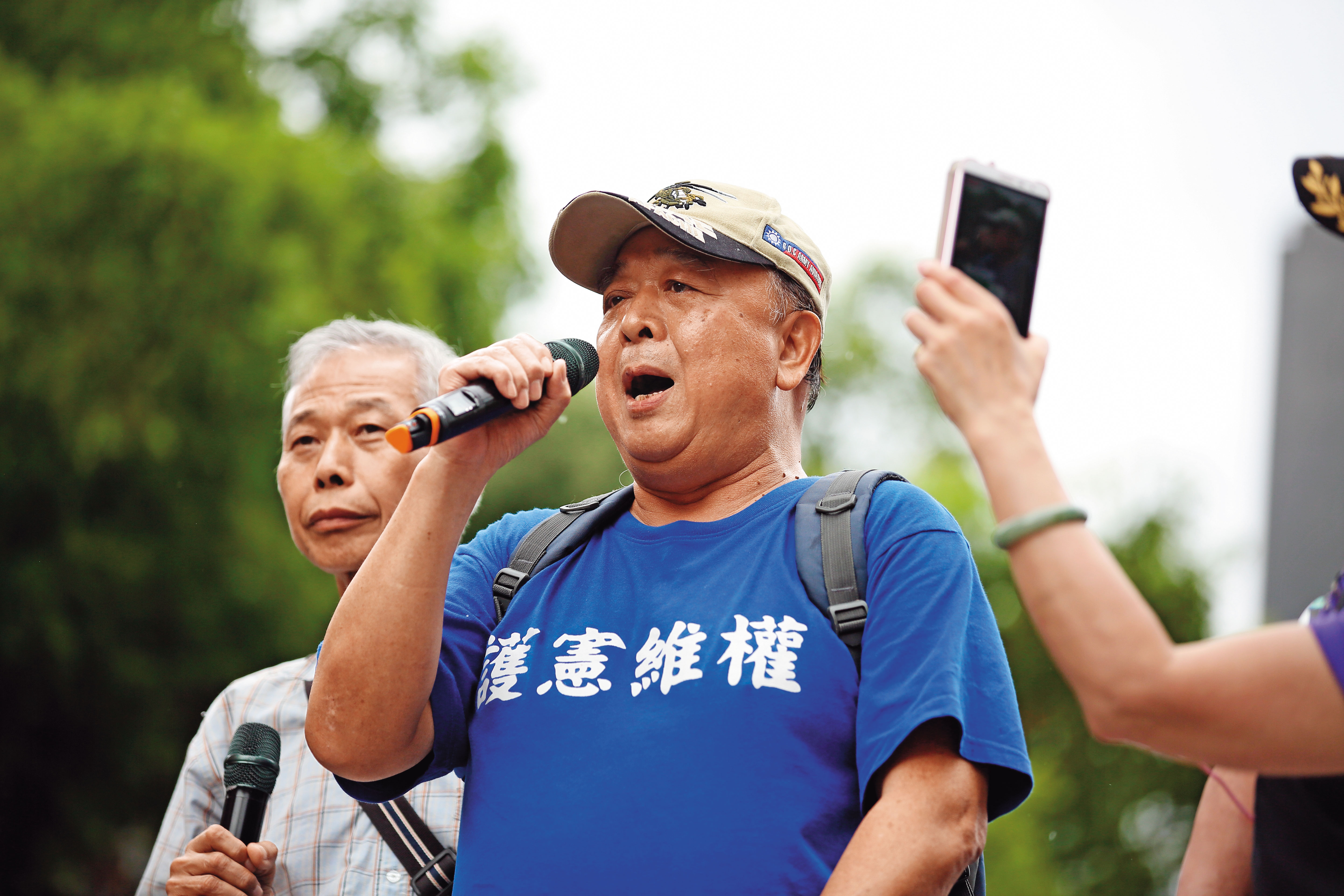 藍營內部憂心,退將吳斯懷的親中立場已嚴重衝擊明年大選結果。