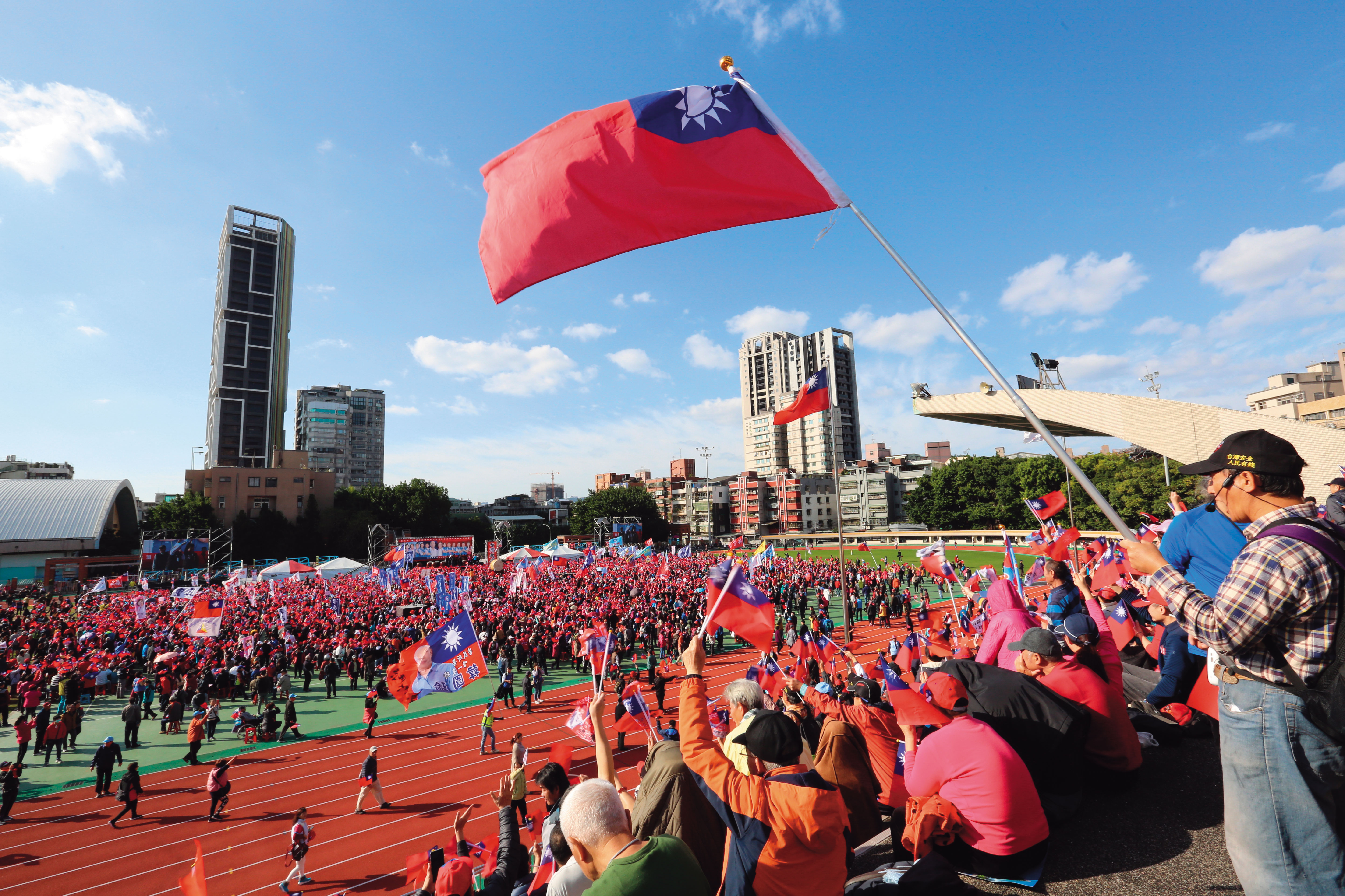 選戰進入倒數關鍵時刻，韓國瑜選情依然低迷，如何突破重圍並擺脫黨內紛亂，成為勝敗的關鍵。