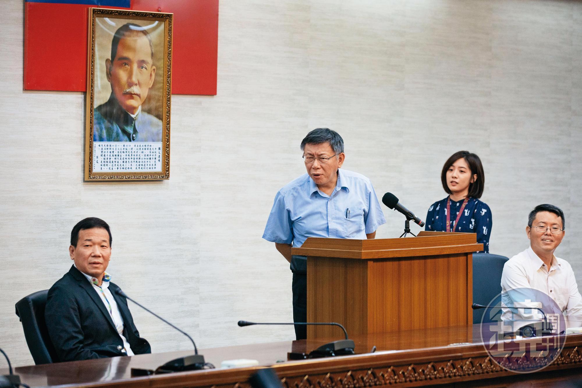 鍾小平(左一)爭取黨內立委初選敗給林郁方後,宣布退出國民黨,並稱要替台北市長柯文哲(左二)組2020後援會。