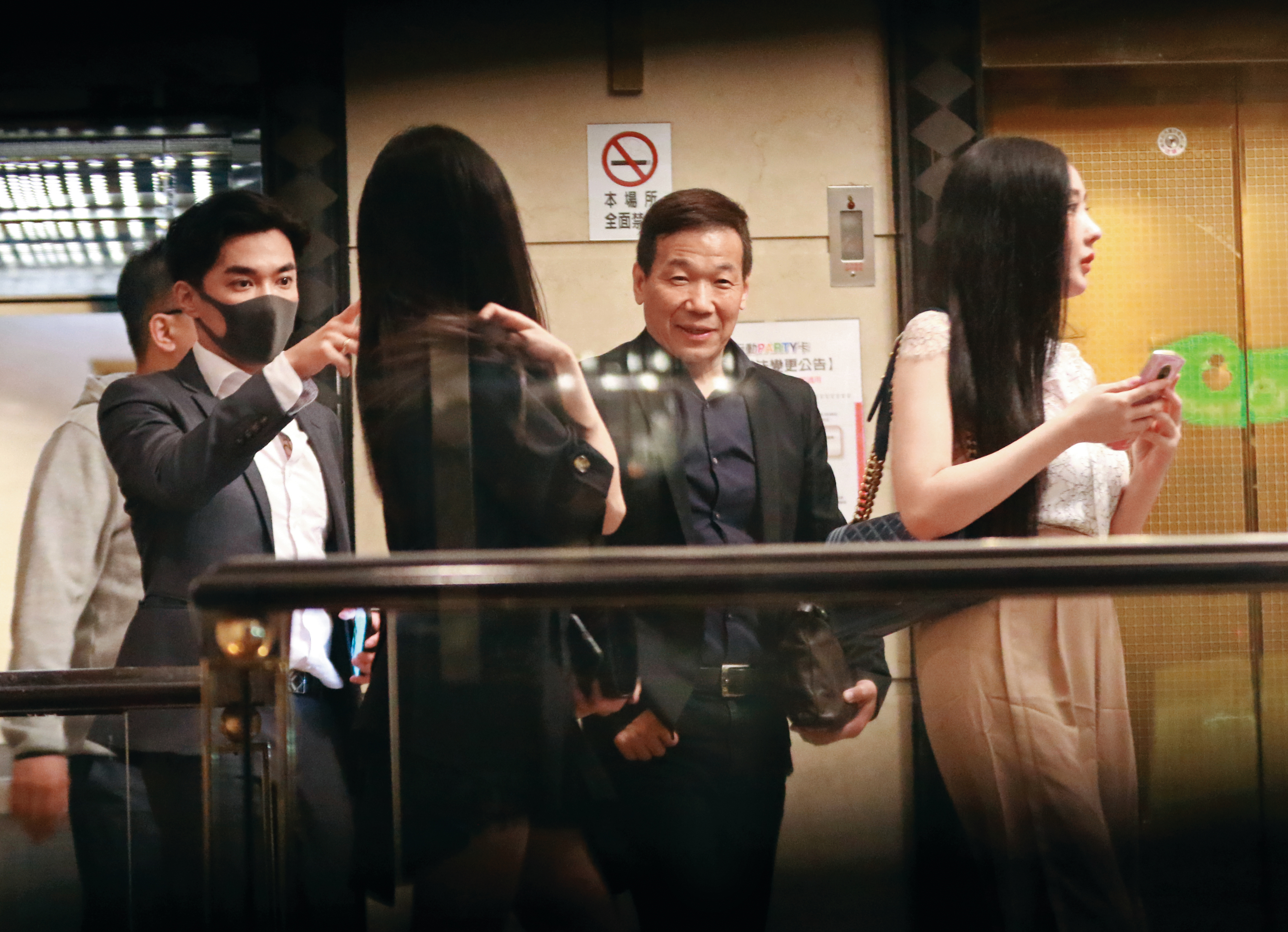 11/28 03：35，鍾小平與王又正從電梯走出，旁邊還多了2位「粉味妹」，其中的黑衣女還回眸看鍾小平，他則以詭異笑容回應。黑衣女回頭看完鍾小平後，又轉頭看了看戴著口罩的王又正。