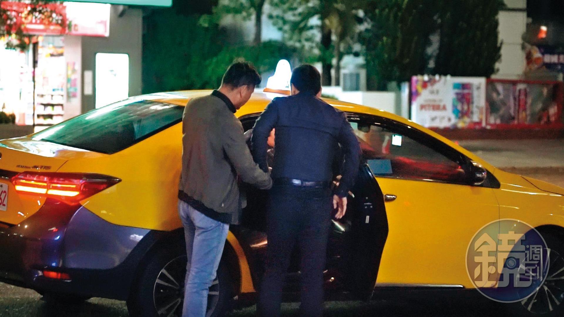 11/28 03:05,戴錫欽已醉到無法獨自上計程車,必須靠鍾小平攙扶,看得出他已完全喝茫。