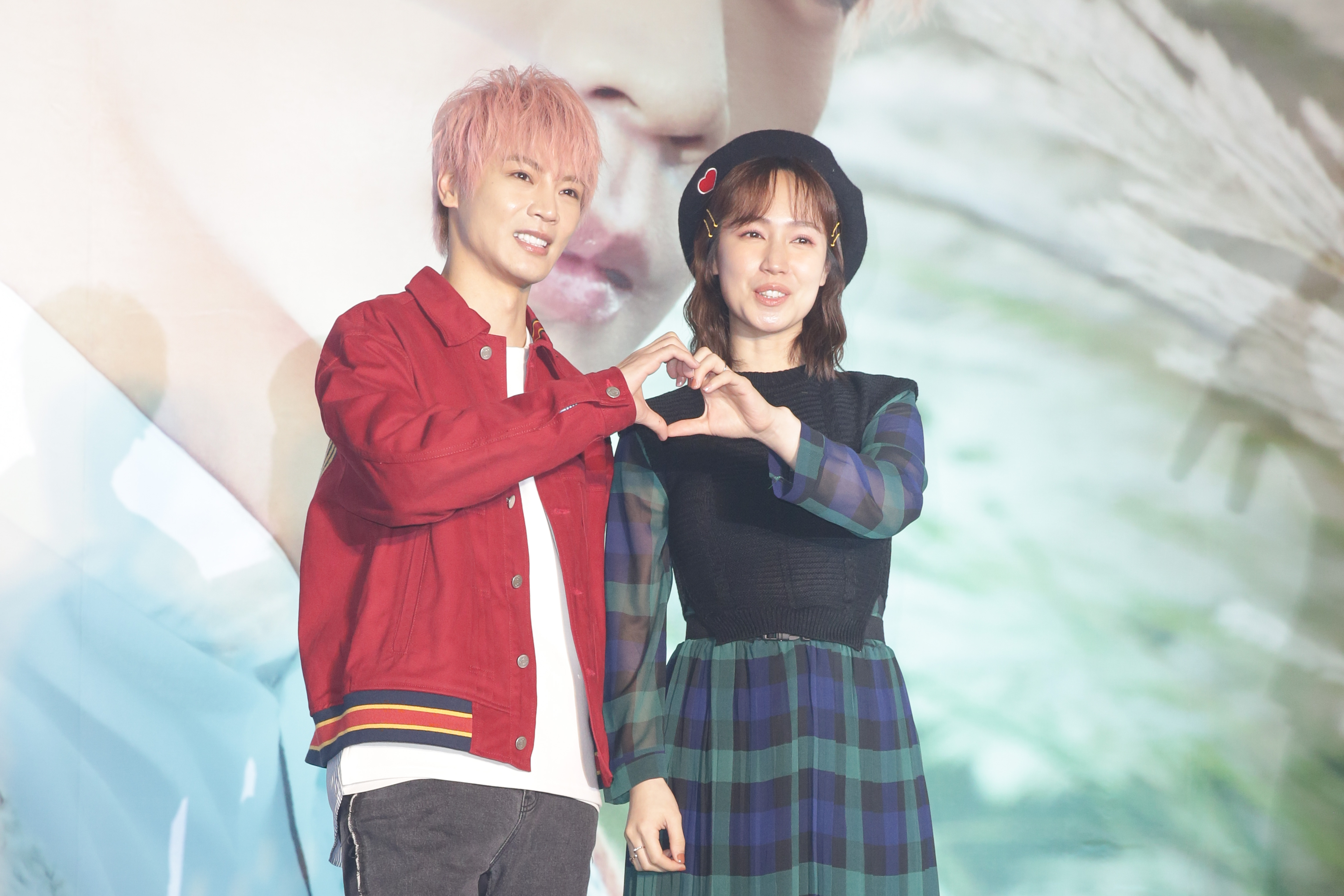 小薰在記者會上和古曜威玩抖音手勢,並透露自己將第一次獻給古曜威。