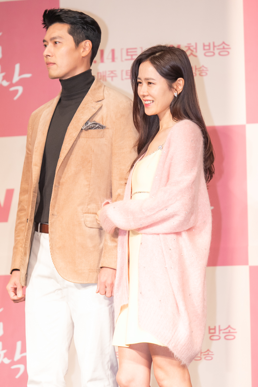 玄彬與孫藝真在《愛的迫降》記者會甜蜜現身，像極了一對新人。（Netflix提供）