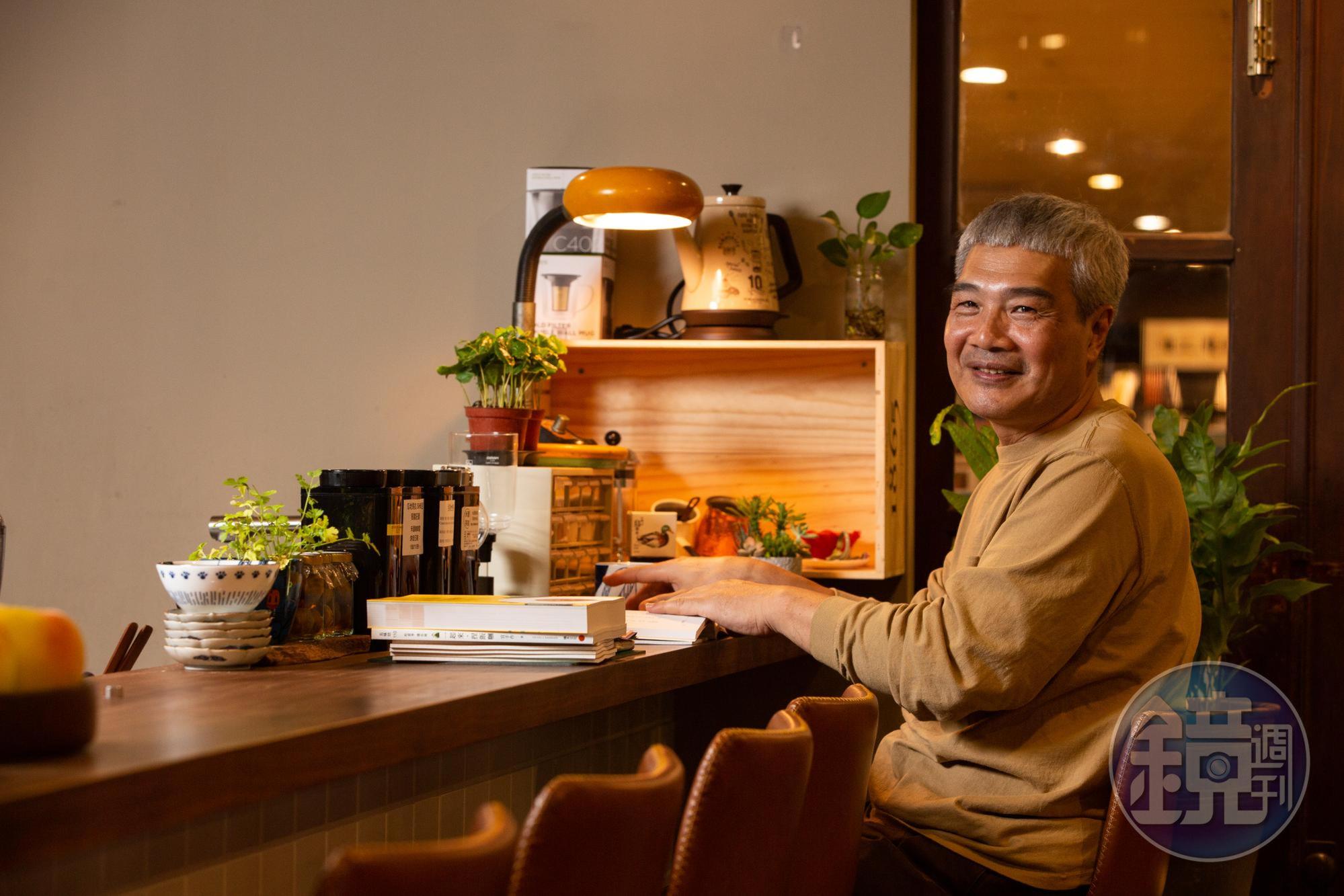 走過憂鬱症之苦,何新松希望自己經營的小店,成為顧客身心靈的充電站。